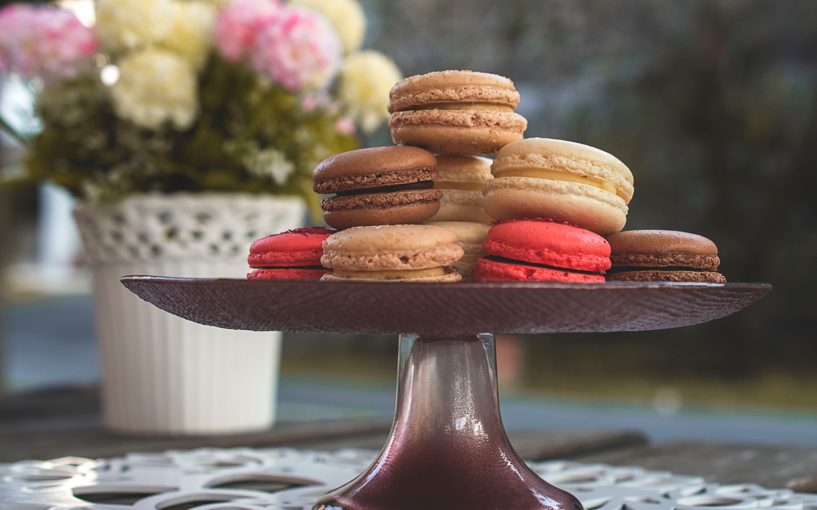 Разноцветный десерт макарун в вазе на столе 