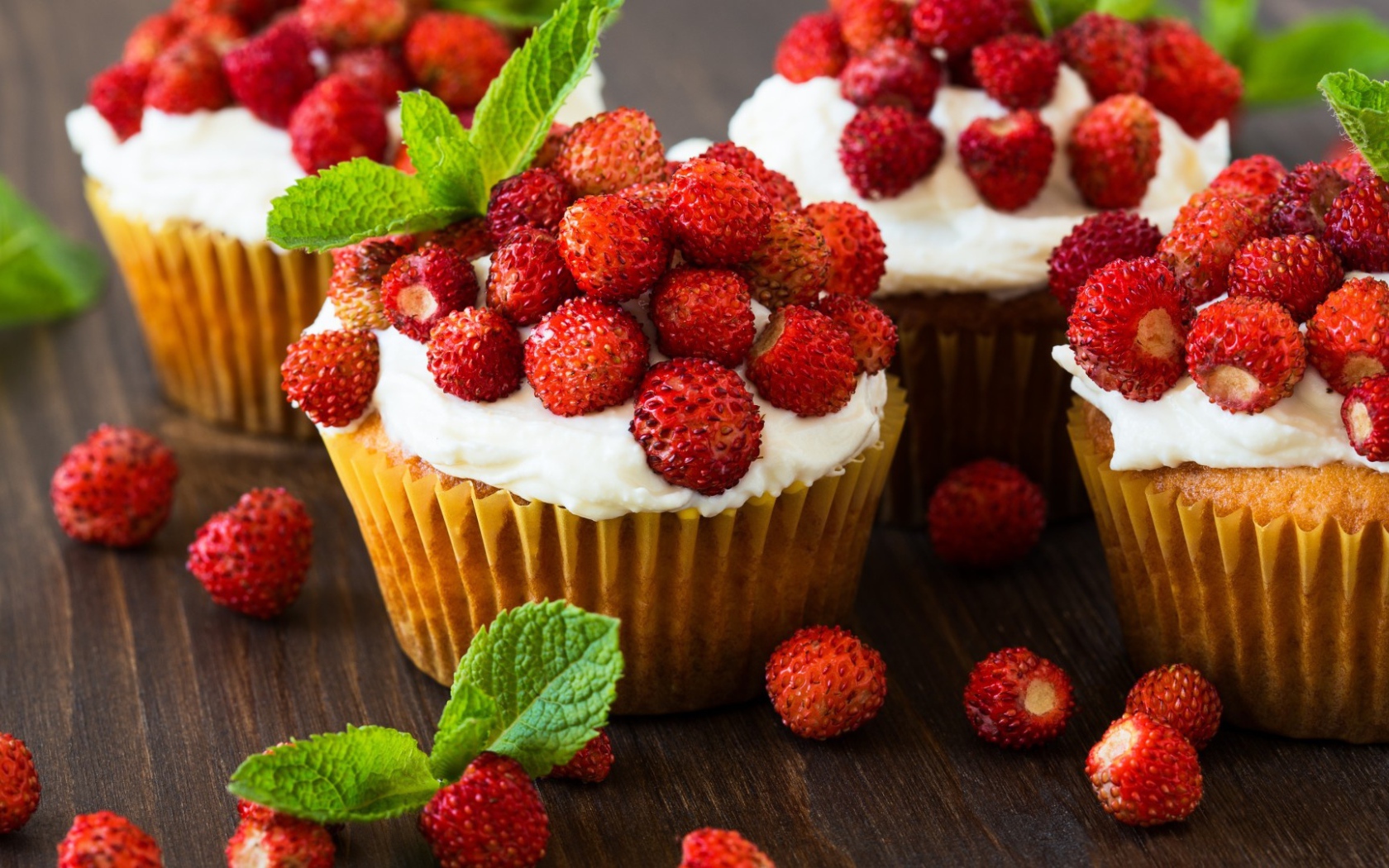 Кексы с кремом и ягодами земляники 