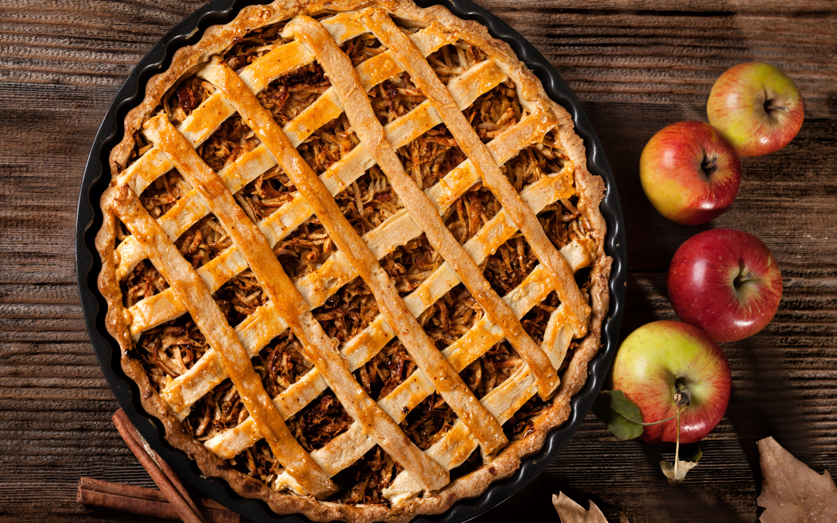 Вкусный горячий пирог на столе с яблоками 