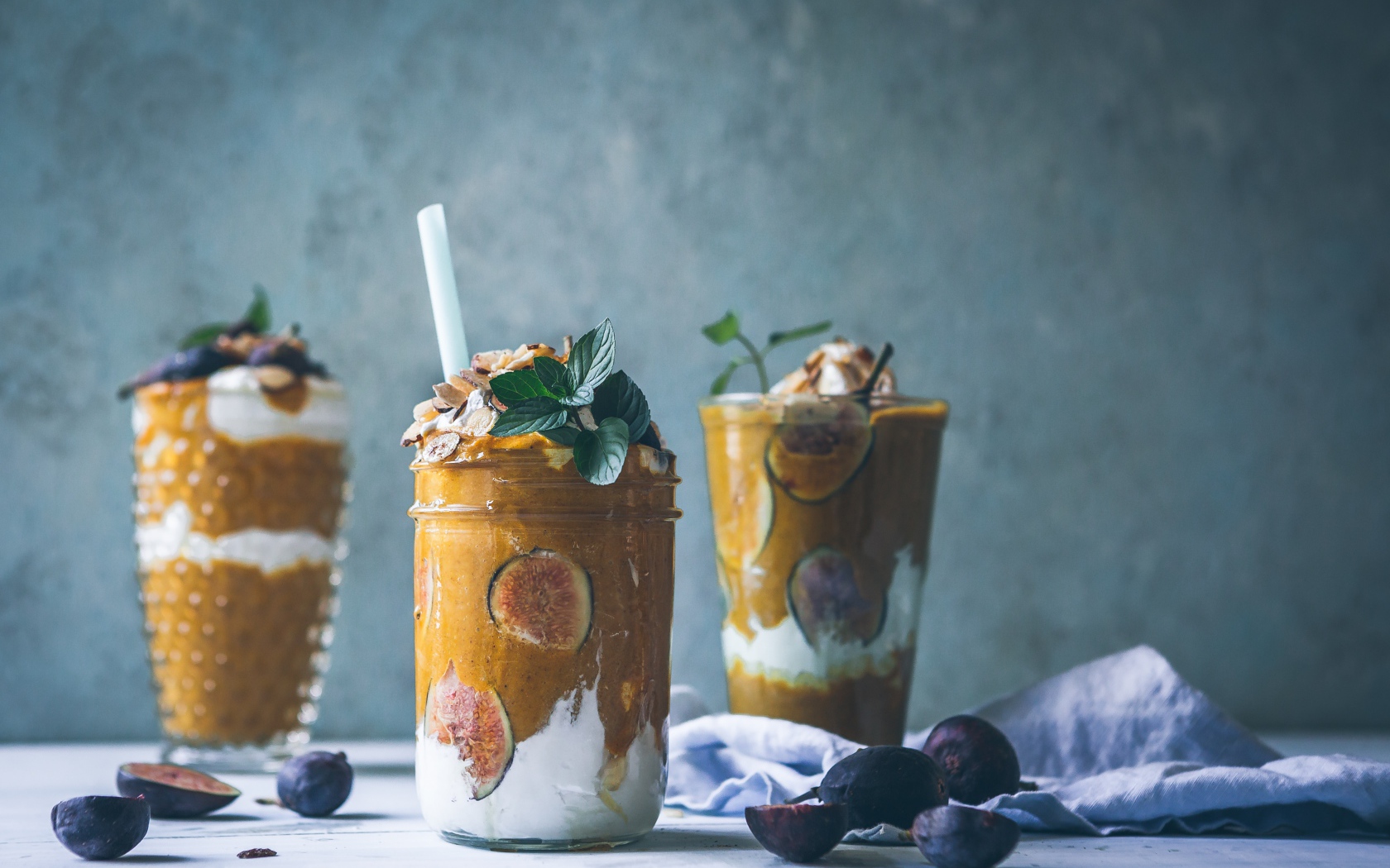 Десерт с плодами инжира на сером фоне