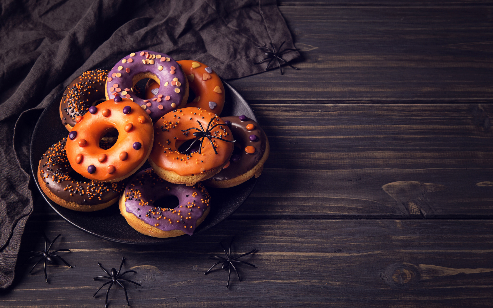 Пончики с глазурью на столе угощение на Хэллоуин 