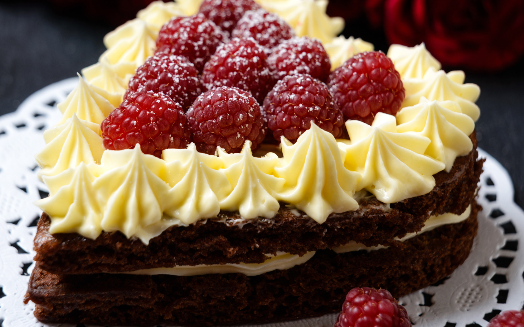 Торт в форме сердца с кремом и ягодами малины 