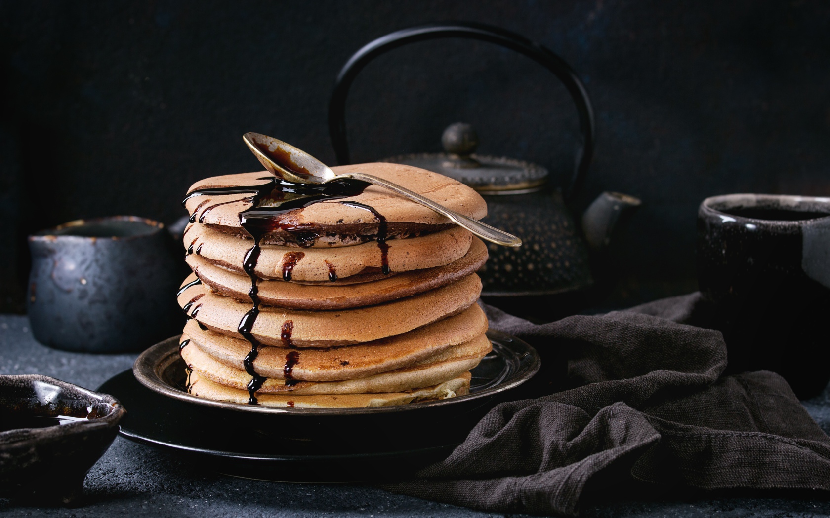 Пышные оладьи с шоколадом на столе