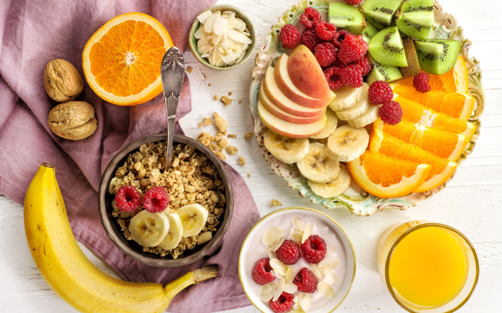 Мюсли на столе фруктами и соком к завтраку