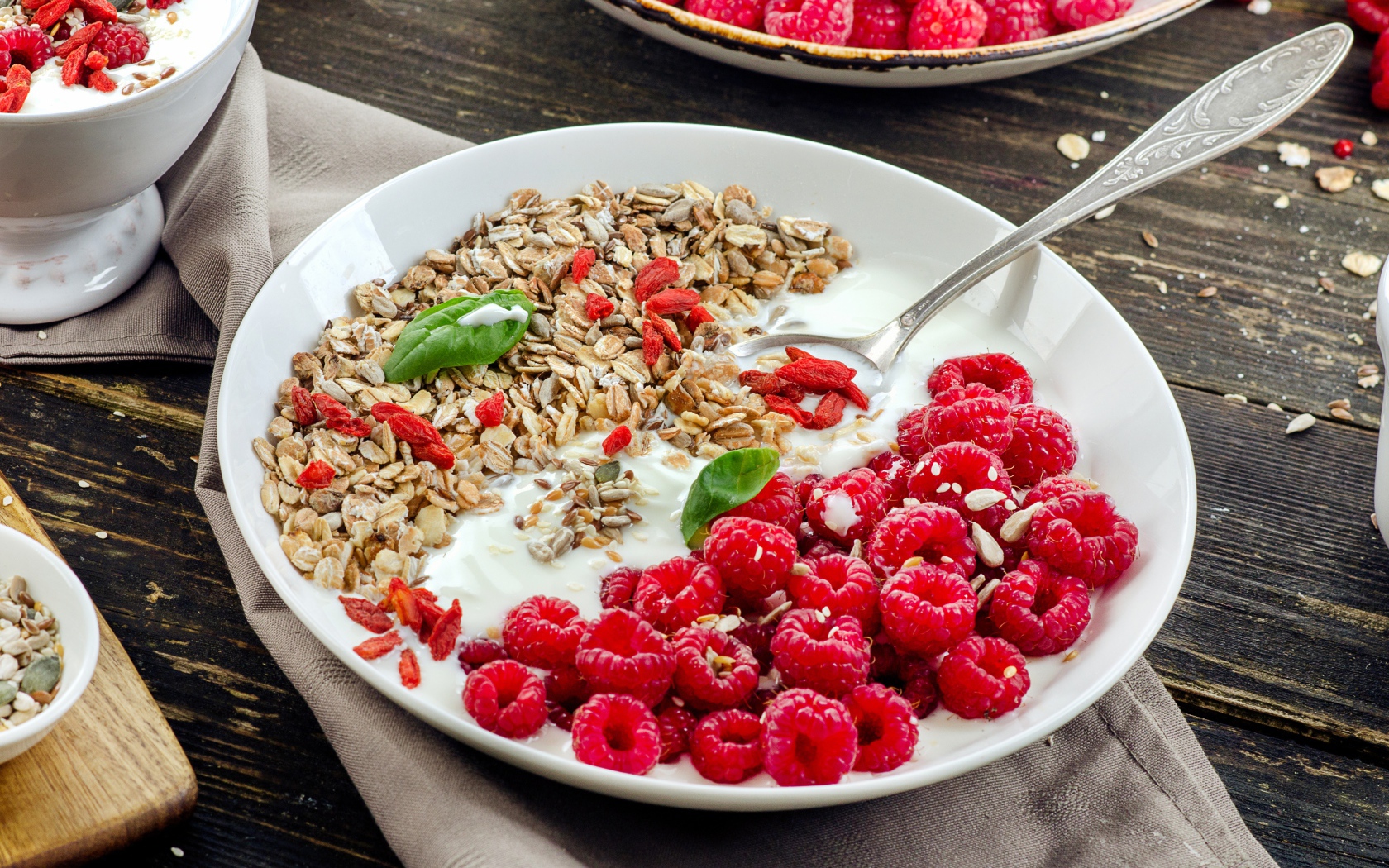 Мюсли йогуртом и свежими ягодами малины на завтрак
