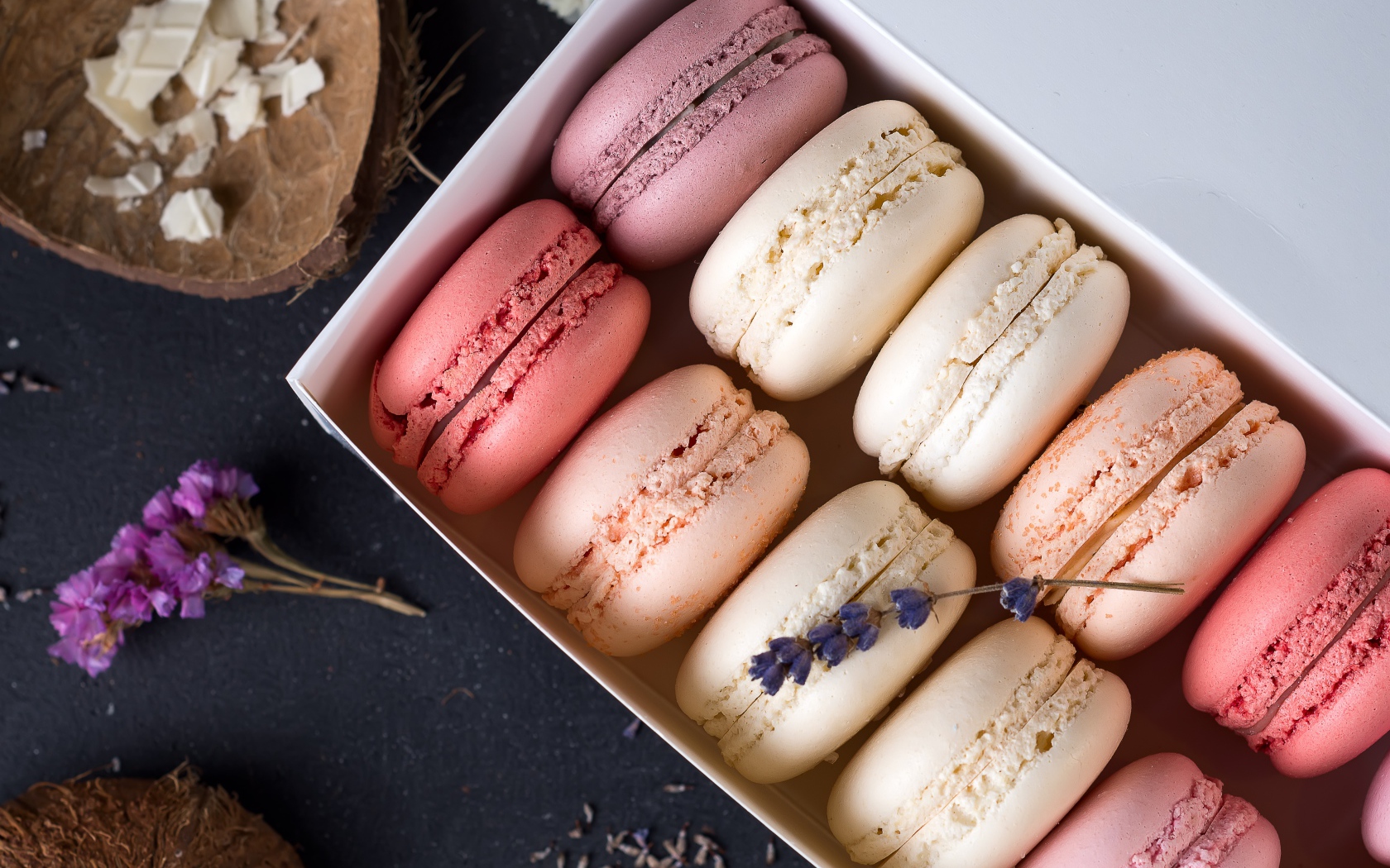 Разноцветный десерт макарон в коробке на столе