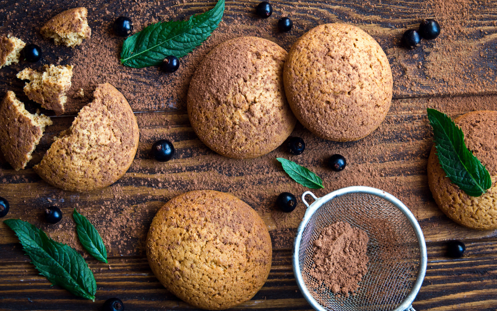 Овсяное печенье с черной смородиной, листьями мяты и какао на столе