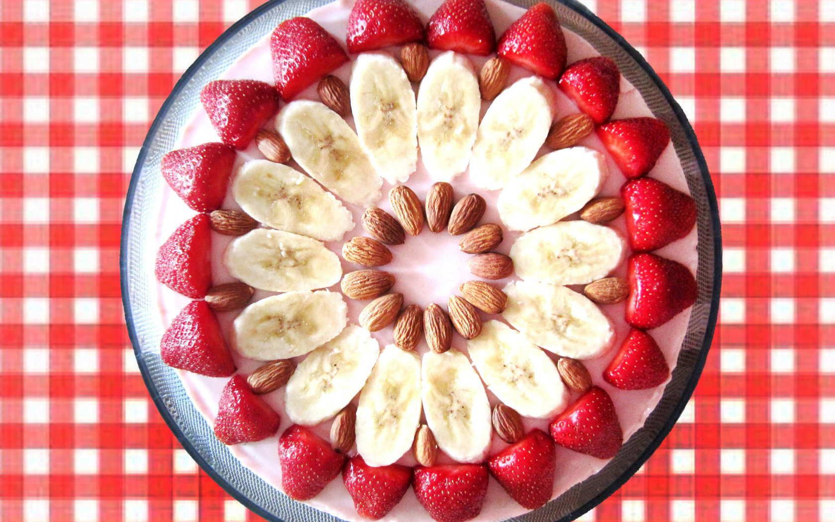 Пирог с бананами, клубникой и миндальными орехами