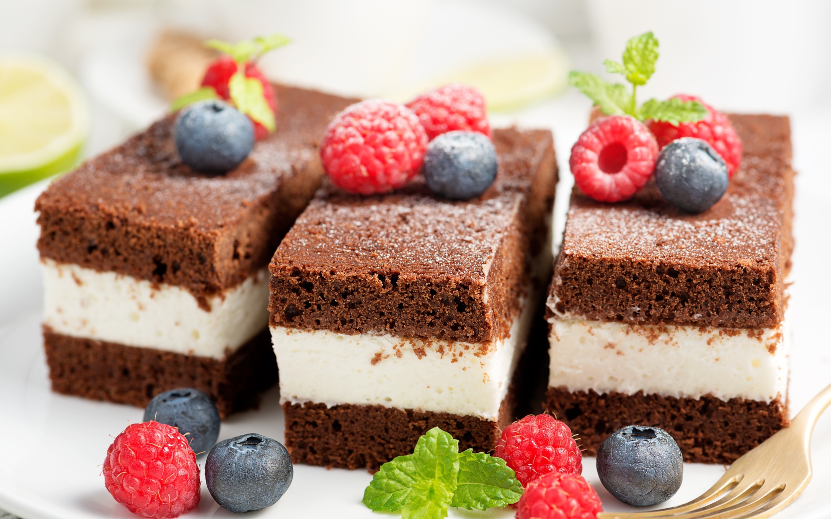 Пирожные с суфле и ягодами малины и черники 