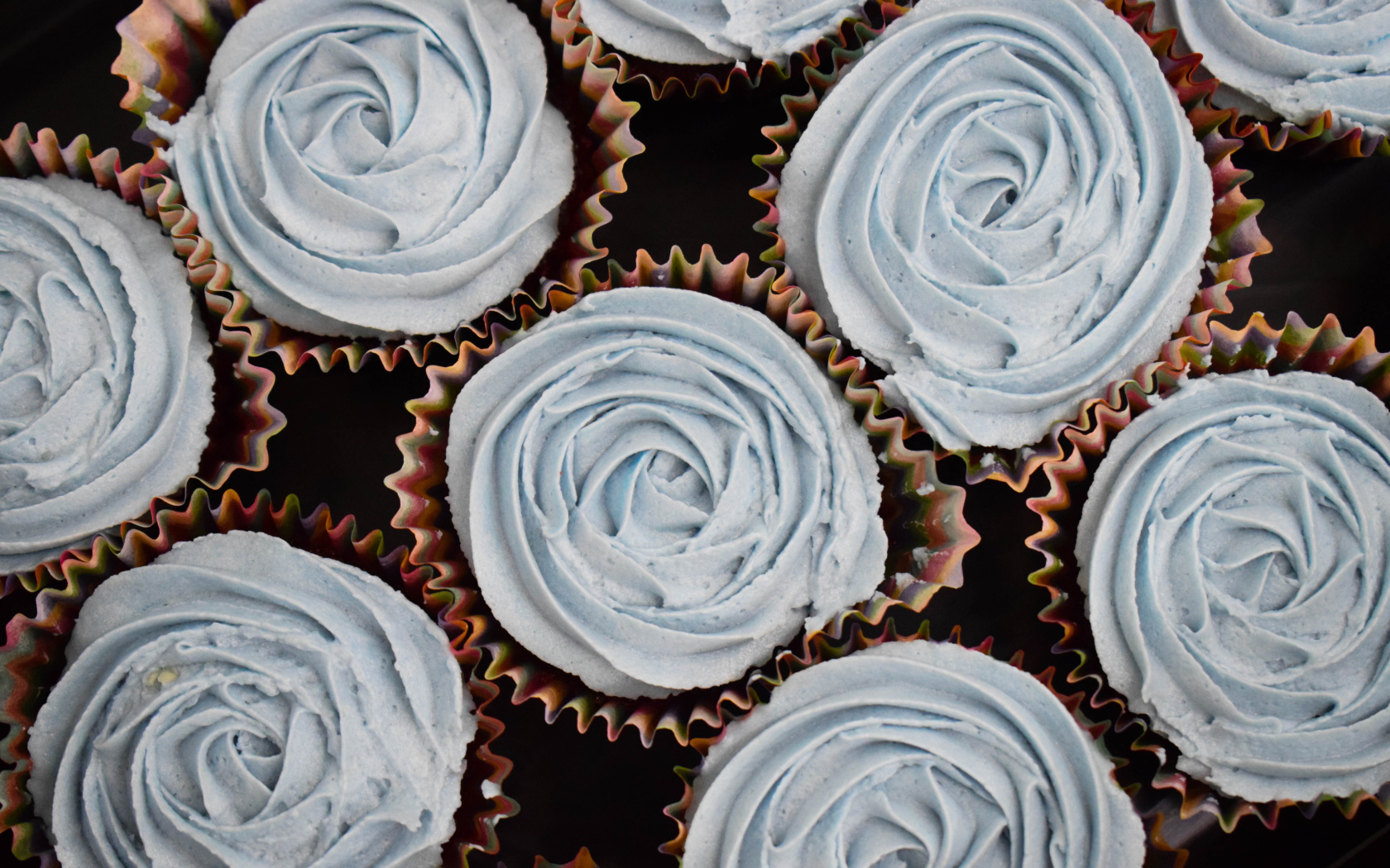 Сладкие кексы с кремом вид сверху