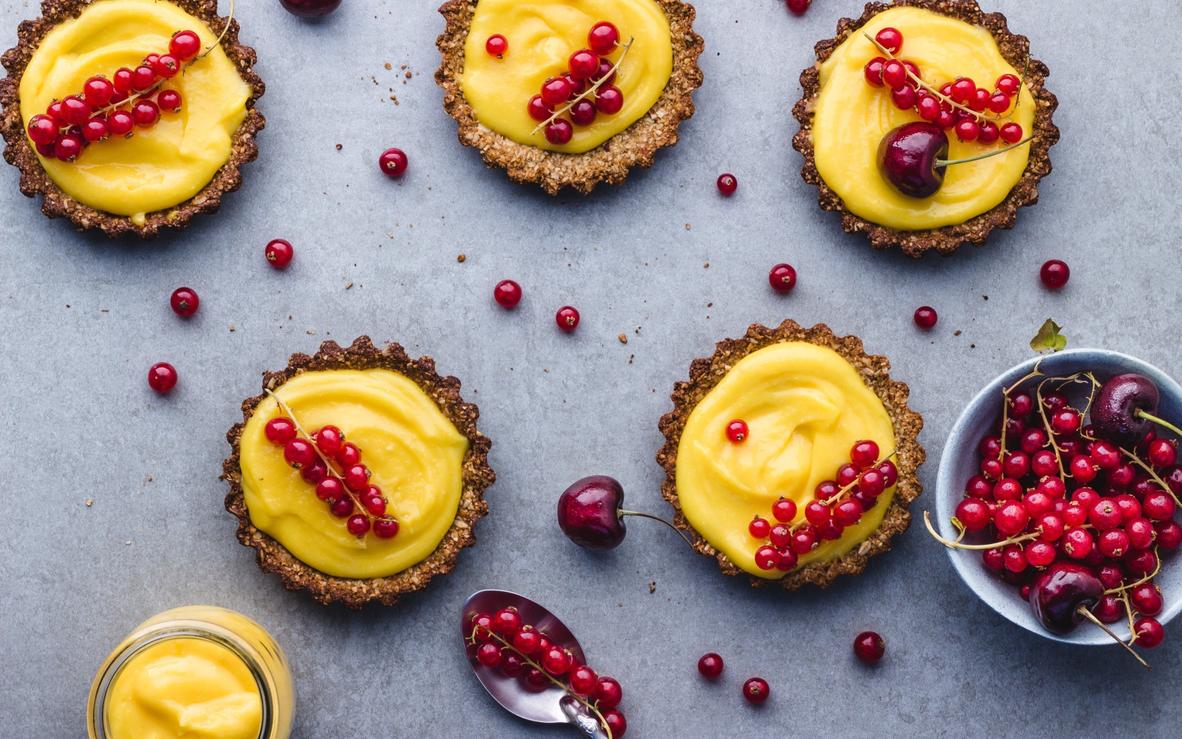 Тарталетки с кремом и ягодами красной смородины 