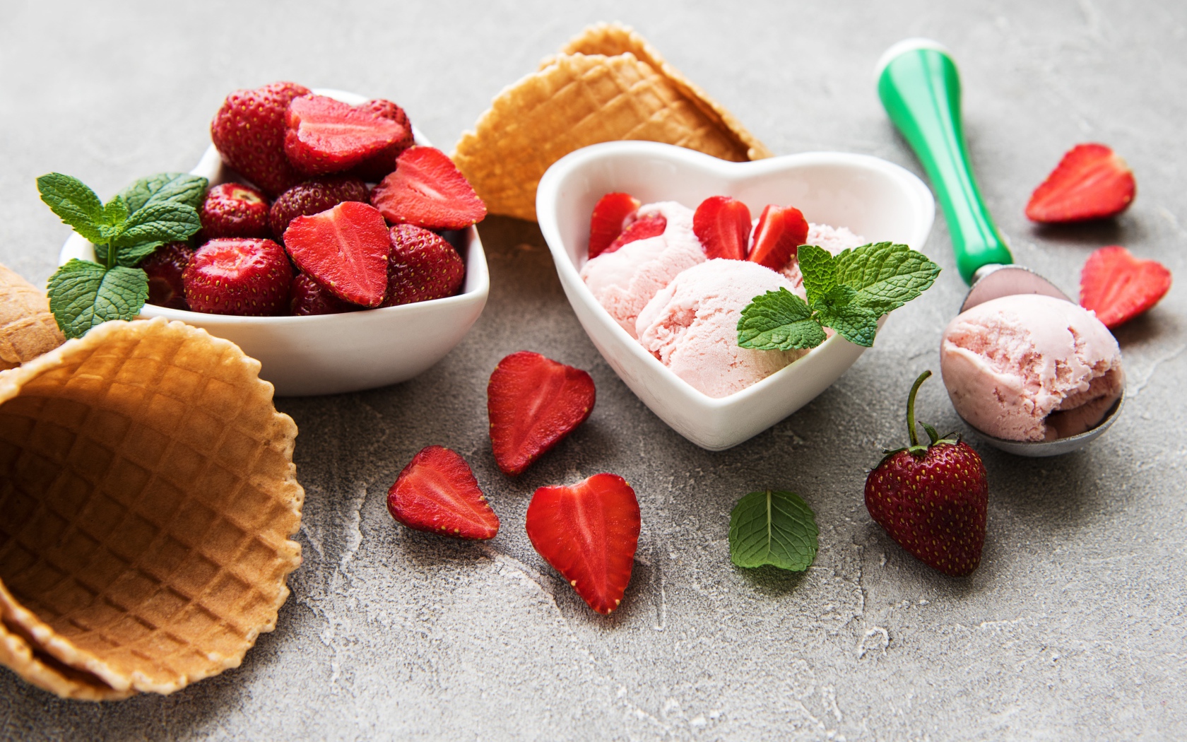 Вкусное мороженое на столе с клубникой и вафельными рожками