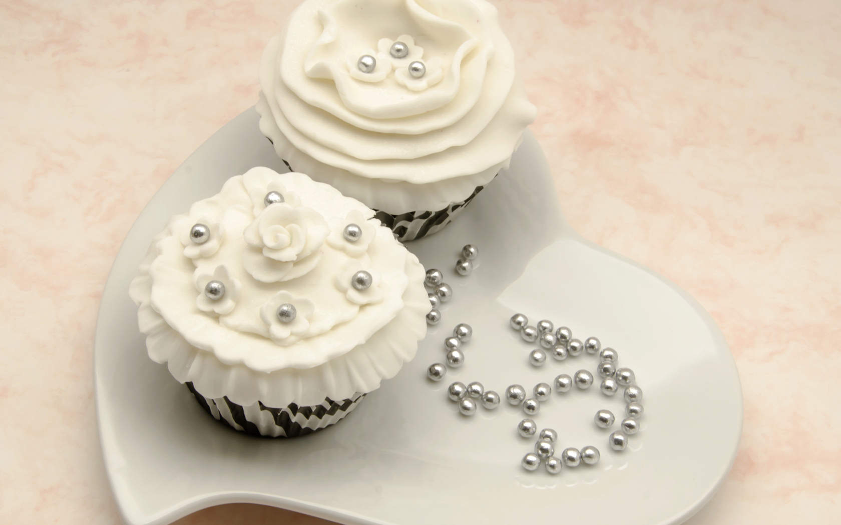 Два красивых капкейка с кремом и бусинами