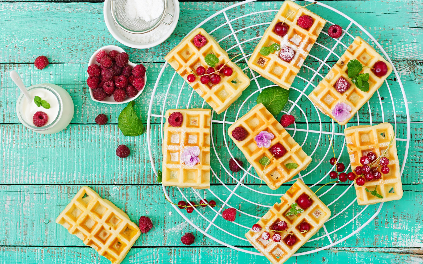 Вафли на решетке с ягодами малины и красной смородины