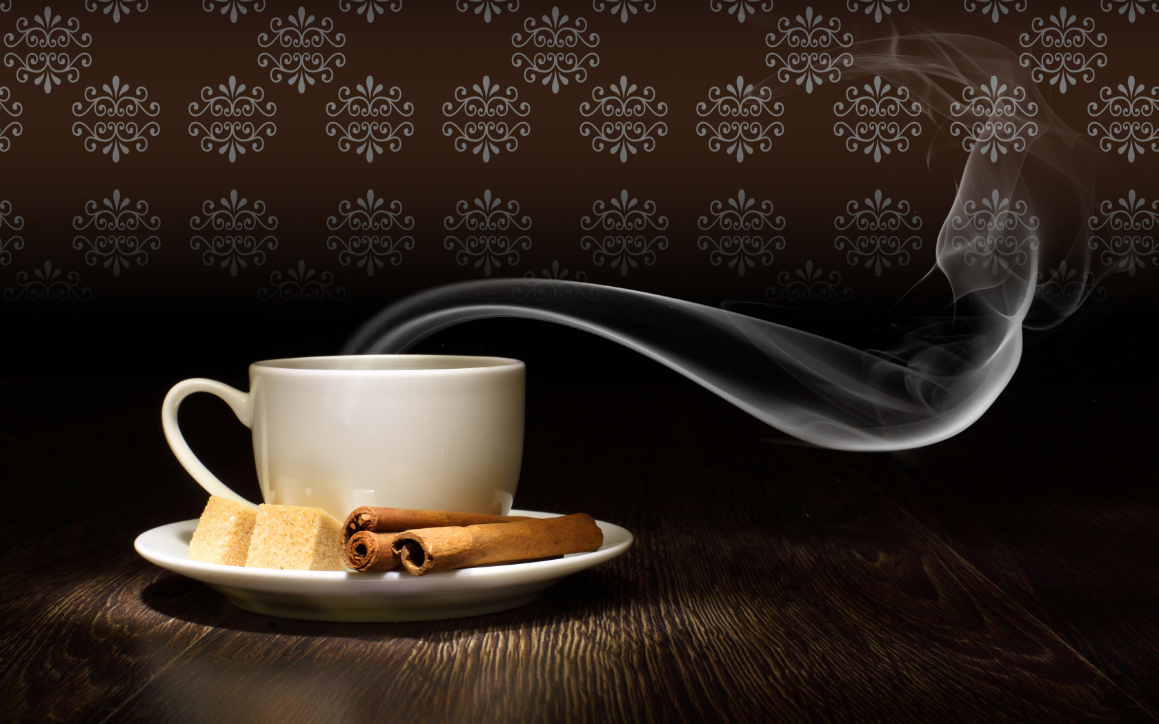 Чашка горячего кофе с дымом на блюдце с сахаром и корицей