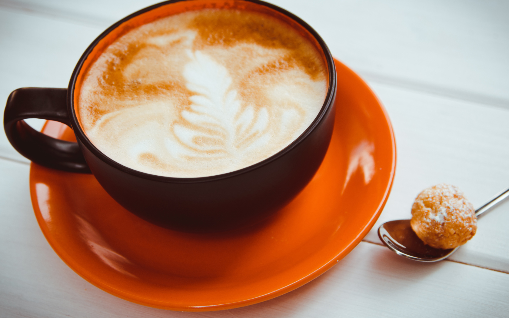 Чашка капучино с рисунком на пене 