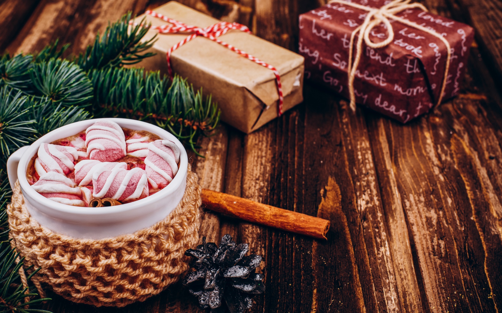 Чашка какао с маршмеллоу на столе с подарками