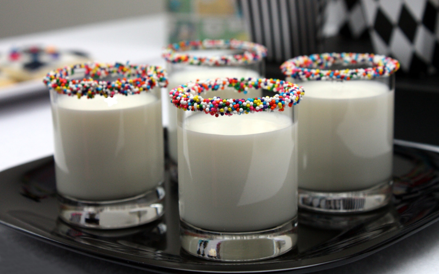 Стаканы с молоком со сладкой посыпкой на ободке 