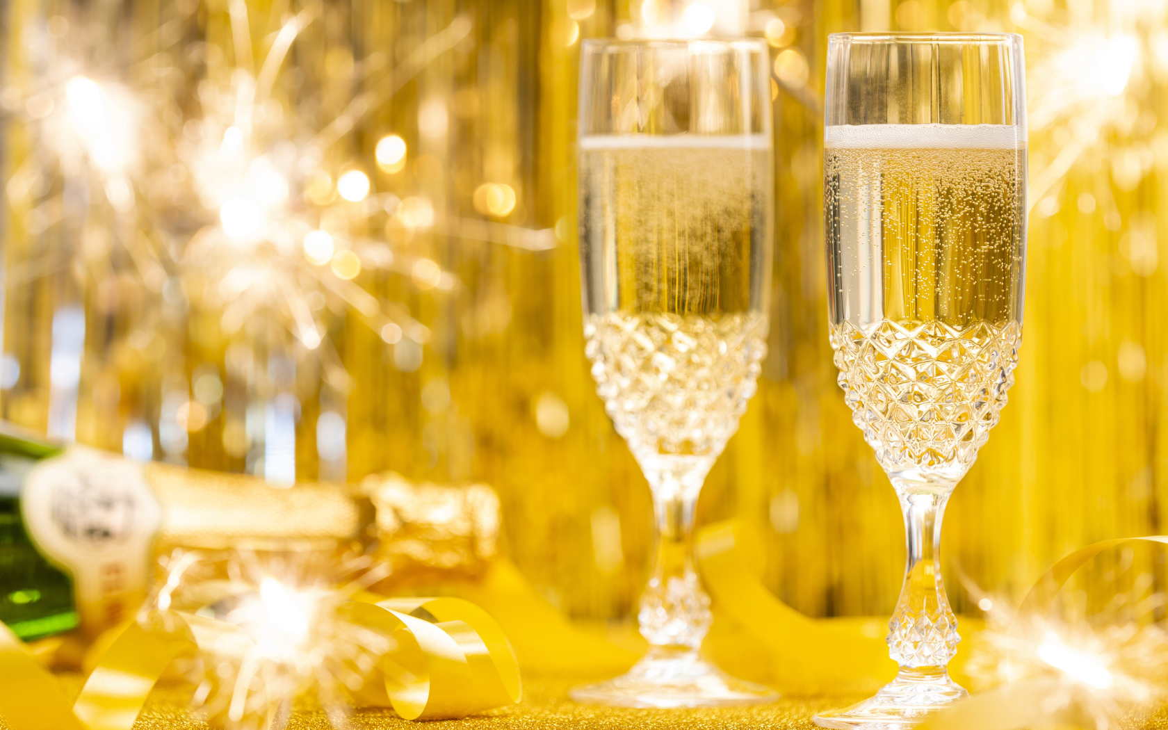 Два фужера шампанского с бенгальскими огнями