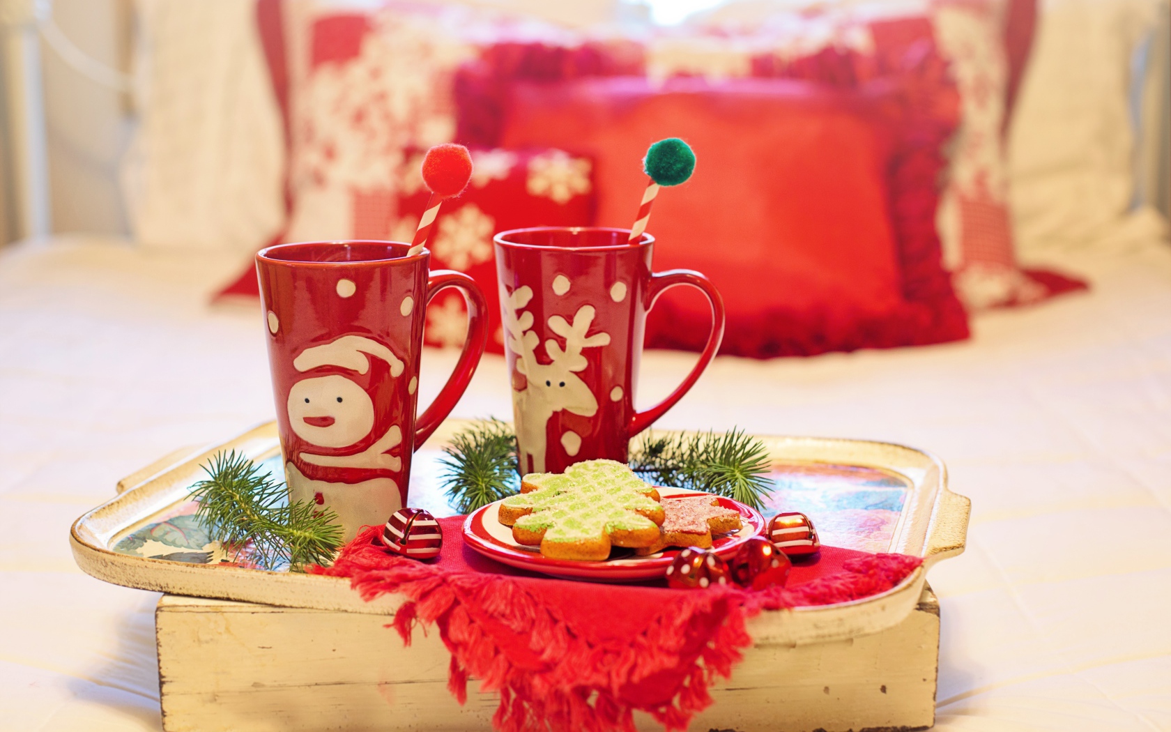 Две кружки с напитком на столе с печеньем 