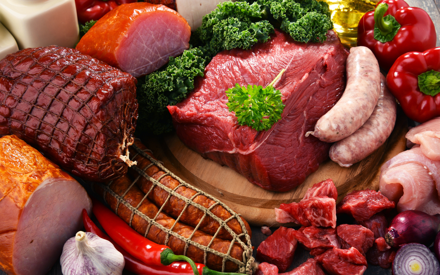 Аппетитные мясные продукты на столе с овощами