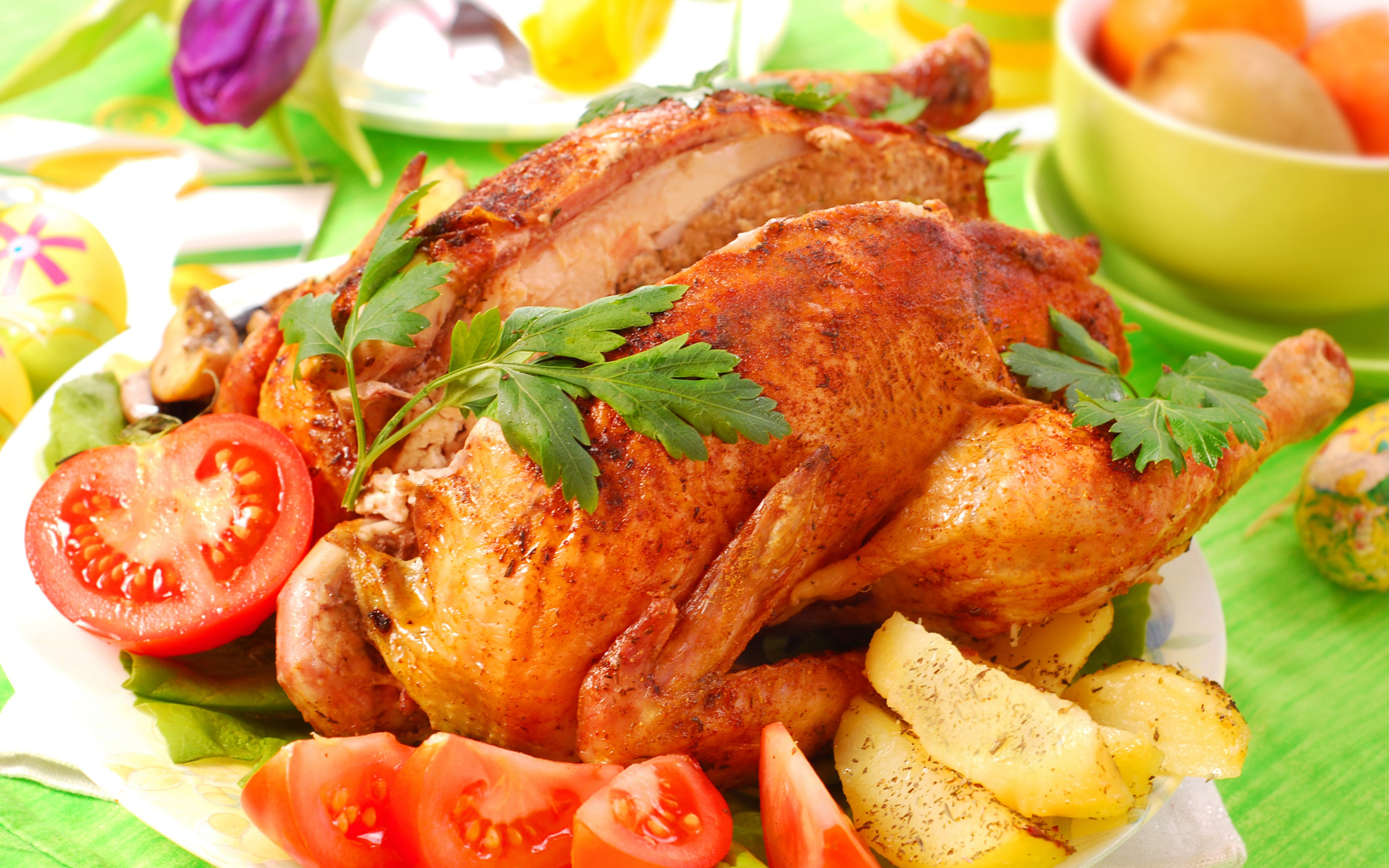 Запеченная курица на столе со свежими помидорами