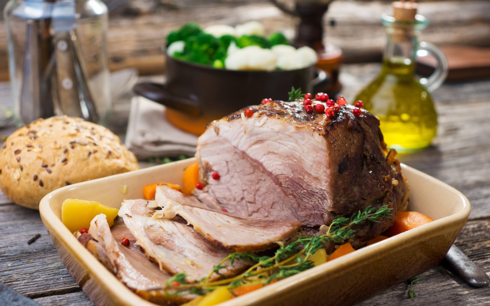 Запеченное мясо с овощами на противне