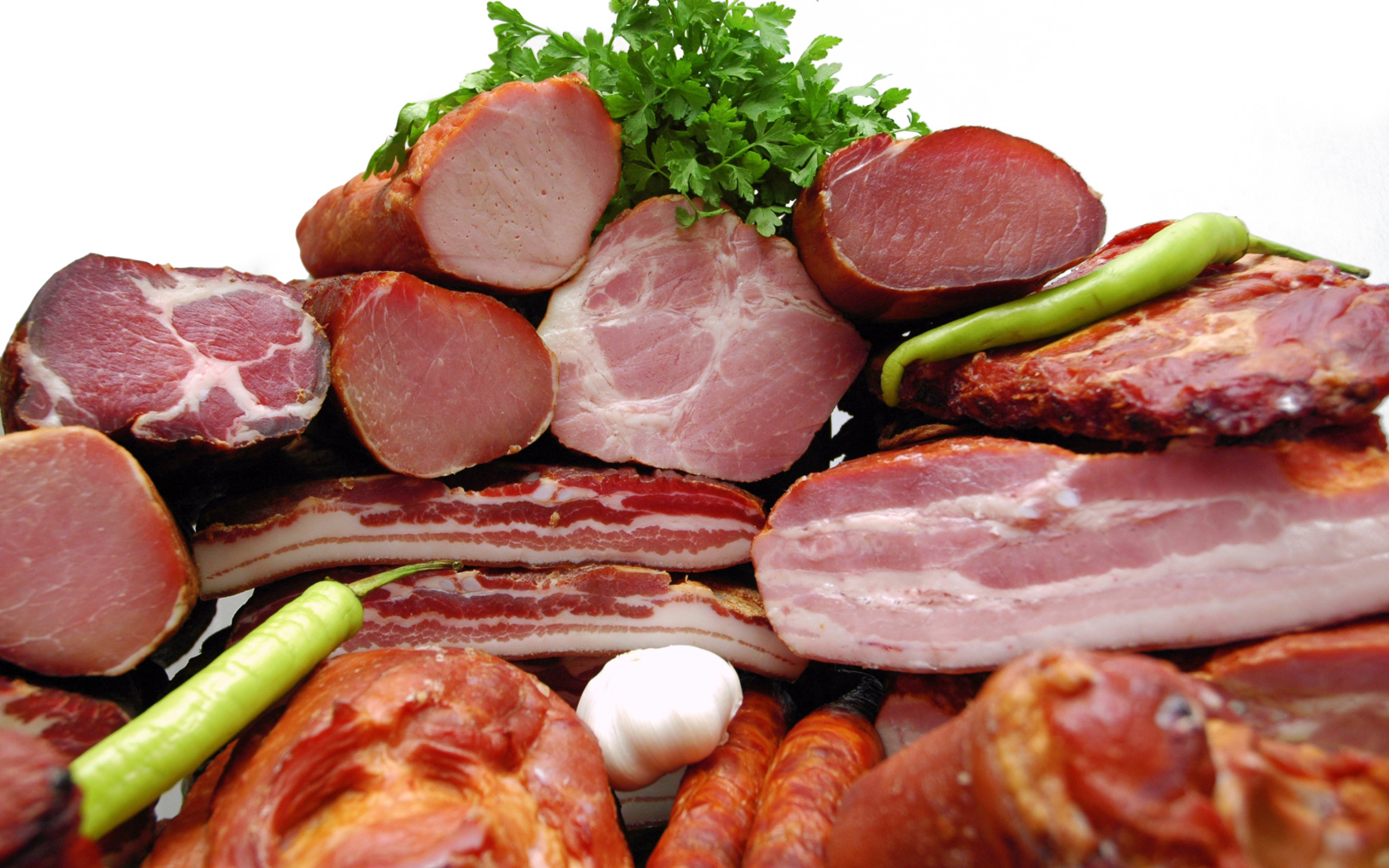 Мясные изделия с перцем и петрушкой крупным планом