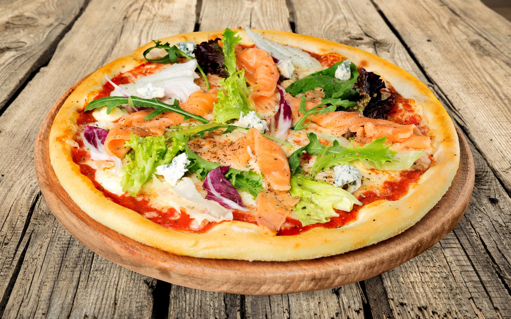 Аппетитная пицца с рыбой и рукколой 