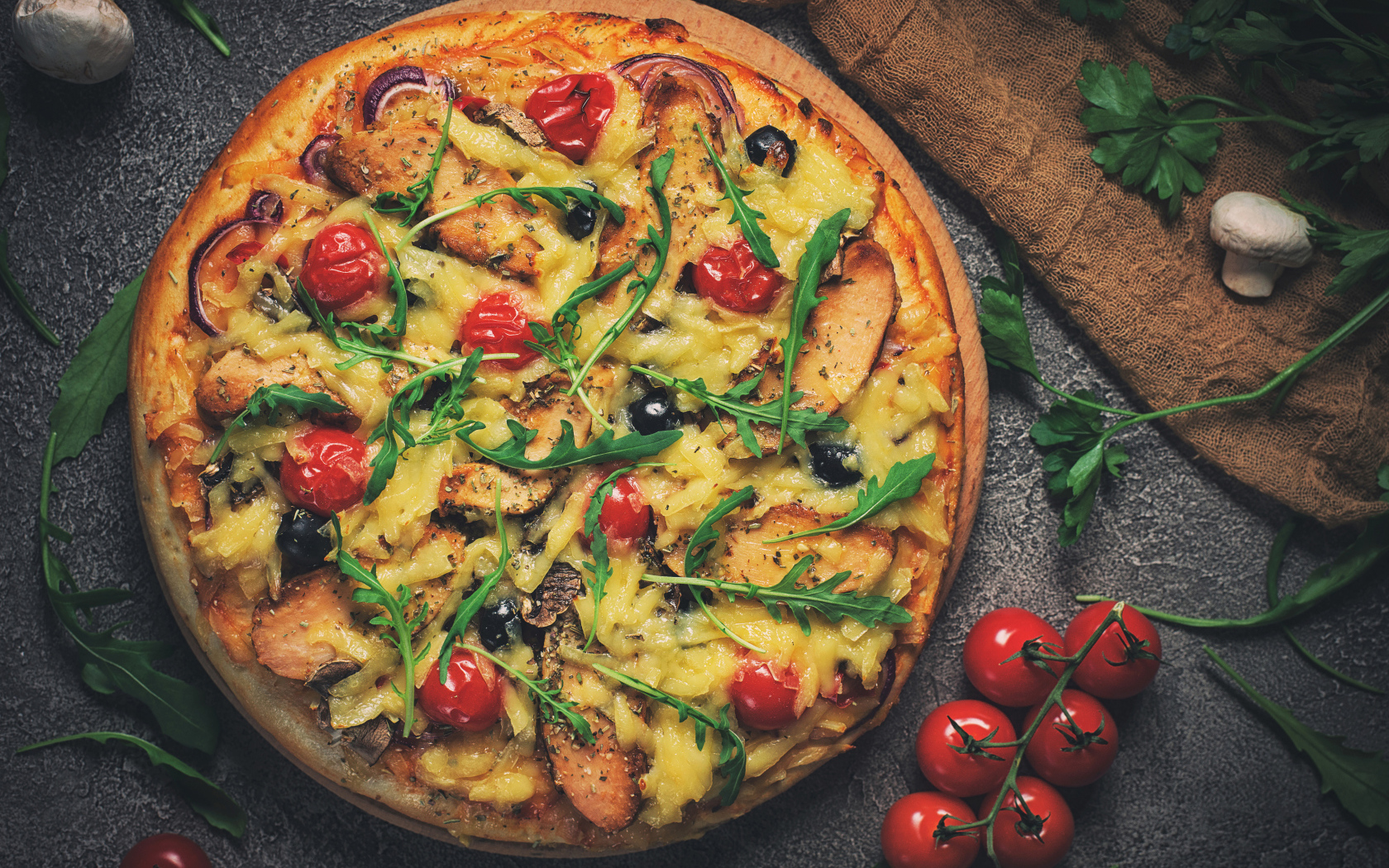 Пицца с томатами, сыром, мясом и зеленью рукколы 