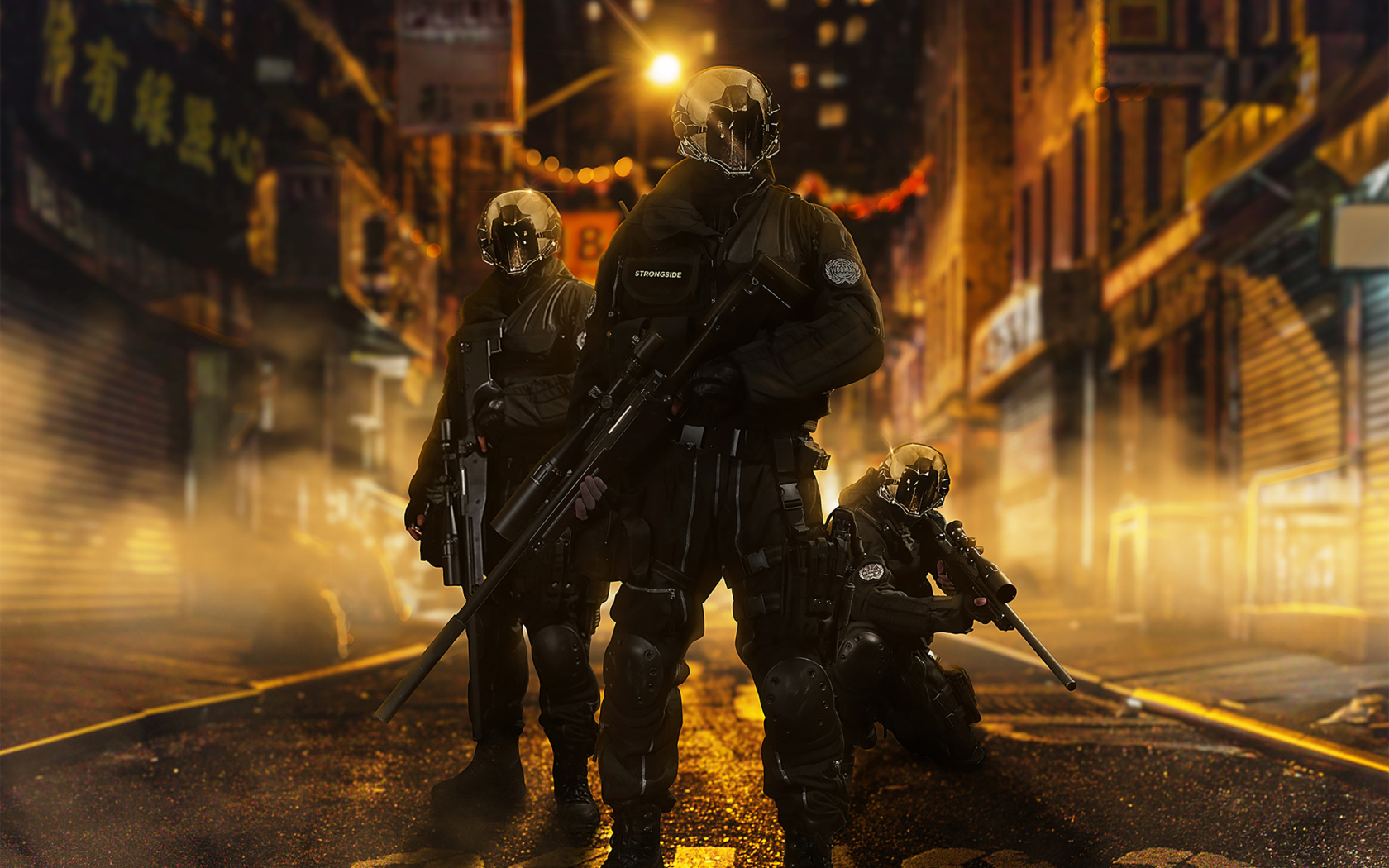 Солдаты с оружием на улице города 