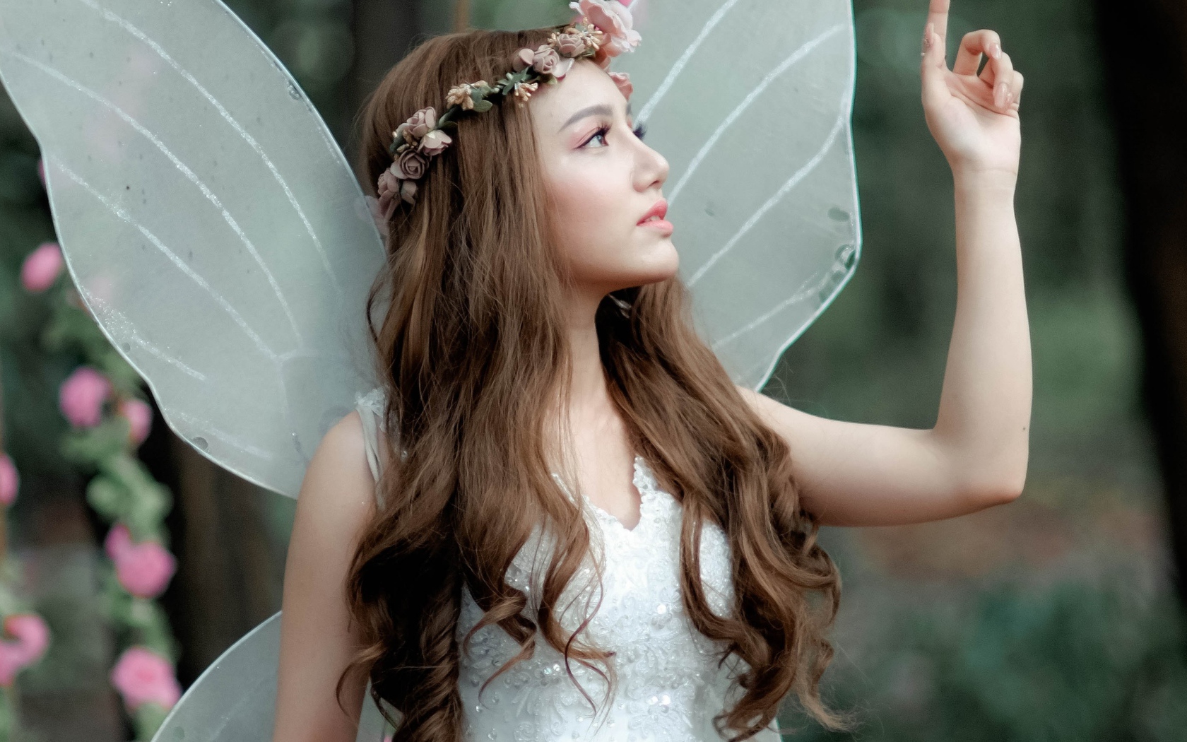 Девушка азиатка в костюме эльфа