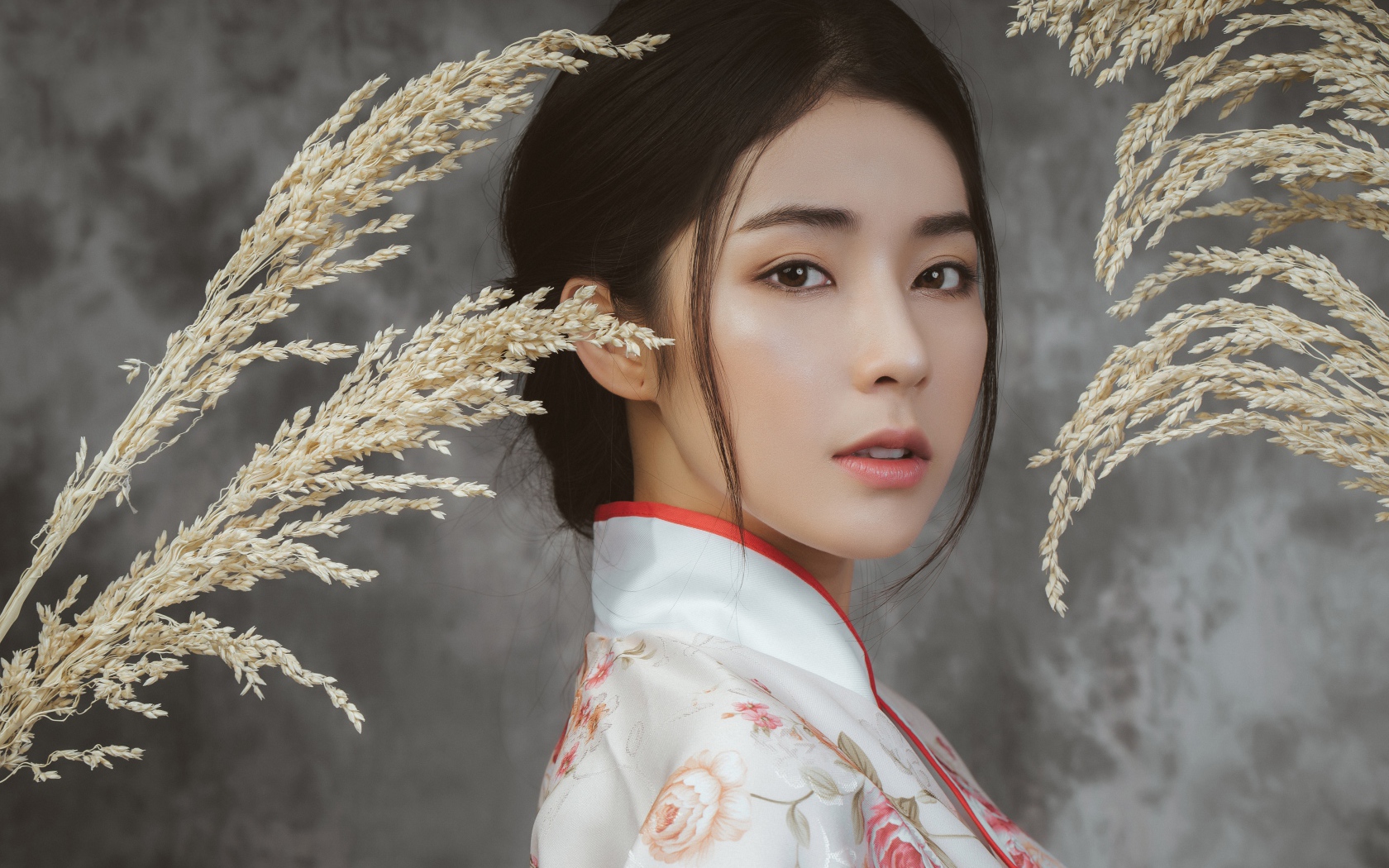 Девушка азиатка в кимоно на фоне с колосьями