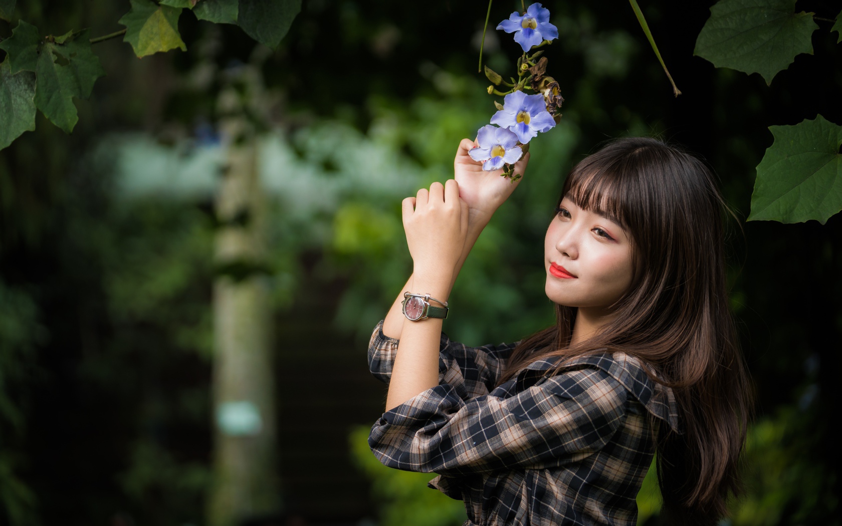 Красивая девушка азиатка с цветами