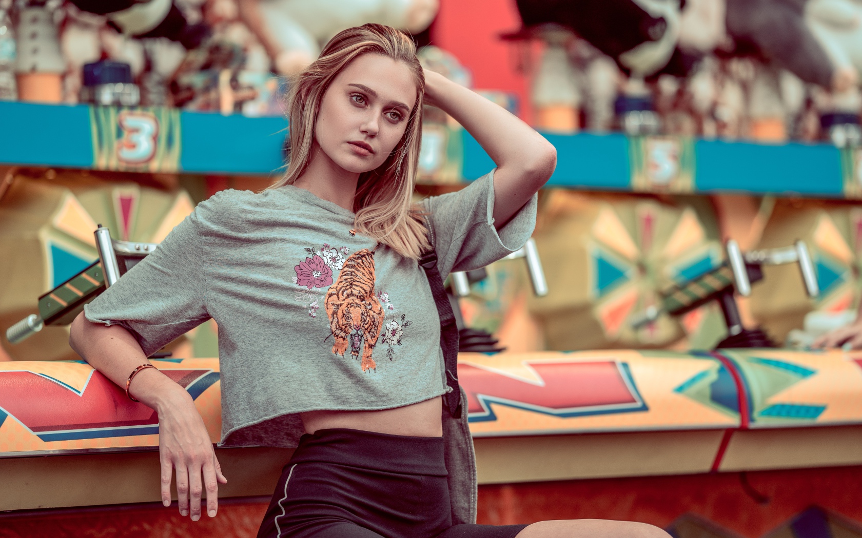 Красивая блондинка с рукой в волосах 