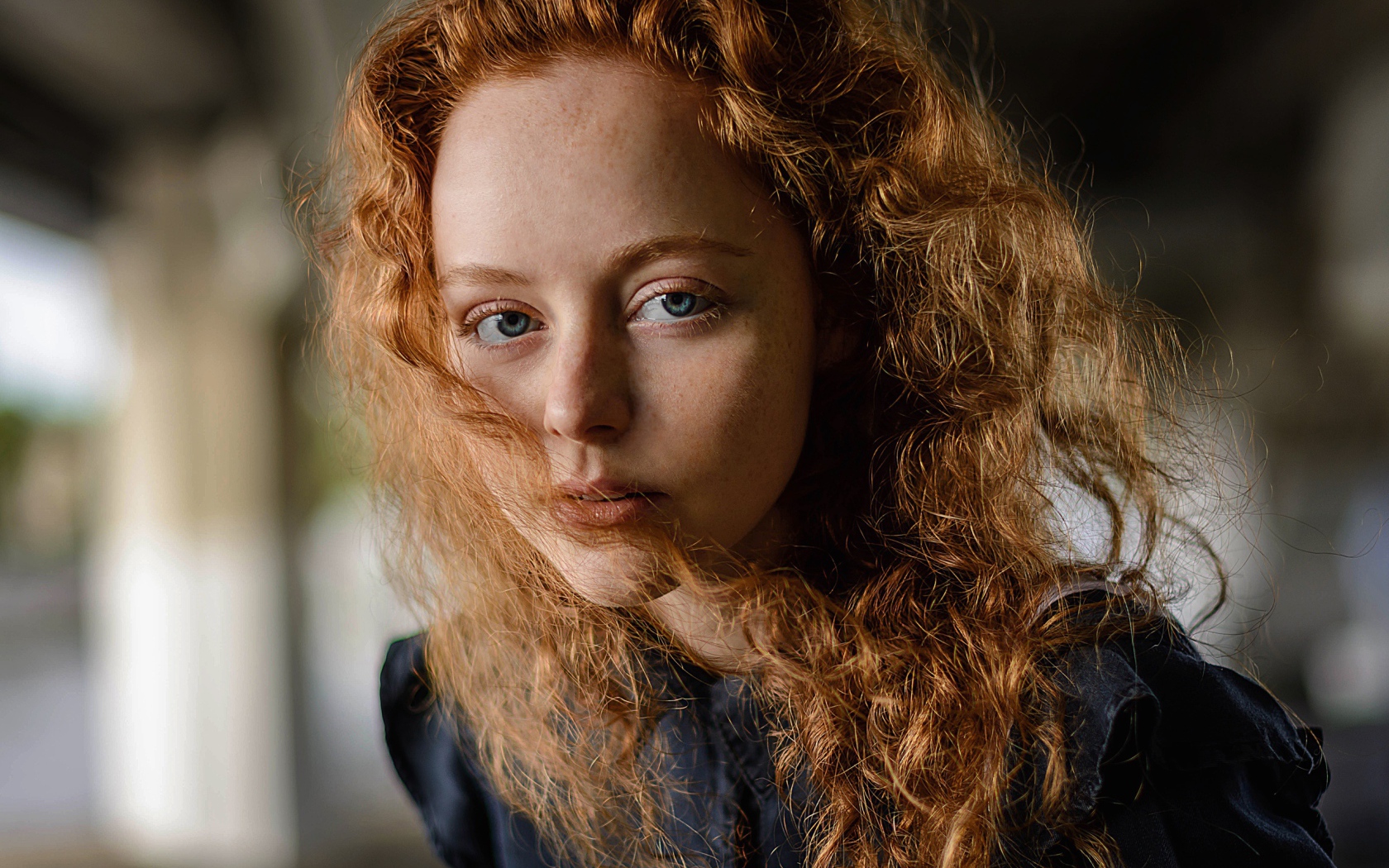 Красивая голубоглазая рыжеволосая девушка