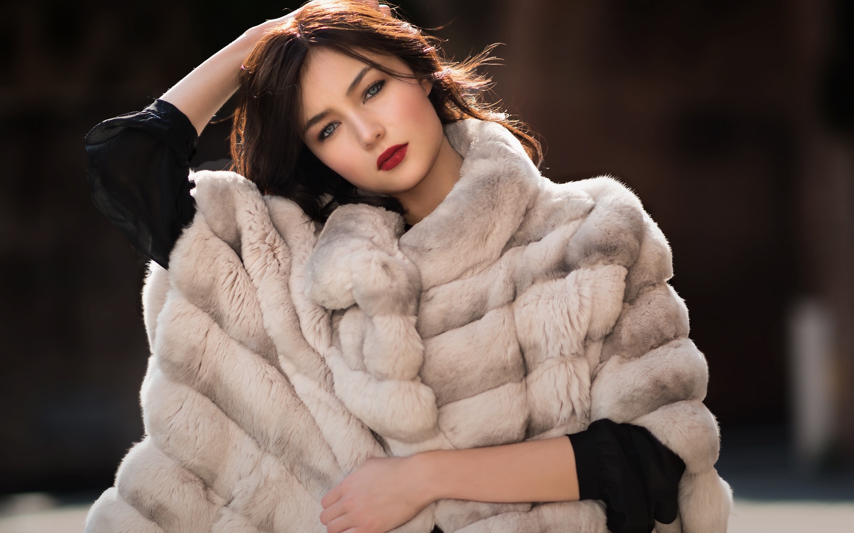 Красивая девушка в шубе 
