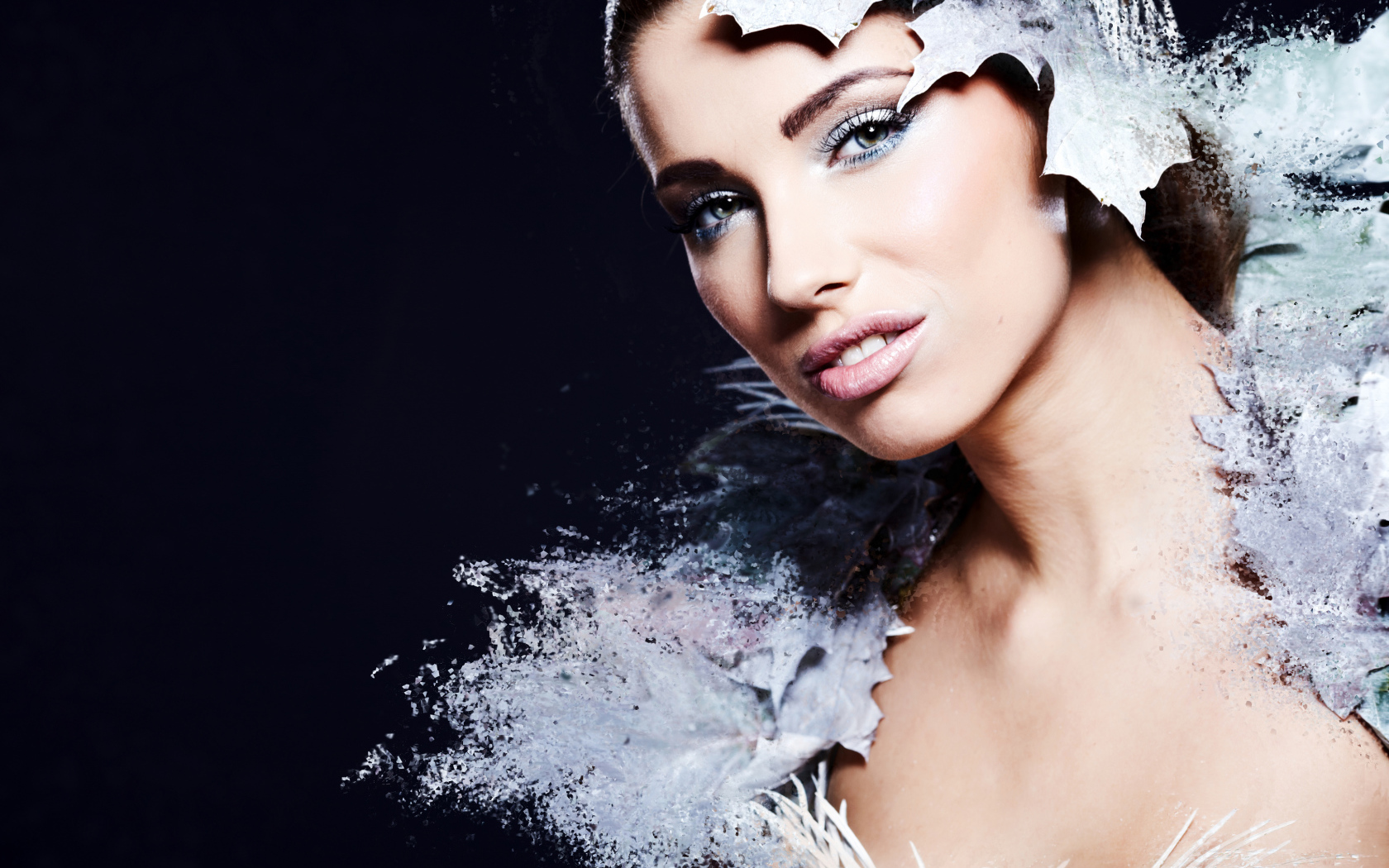 Красивая девушка в необычном костюме на синем фоне