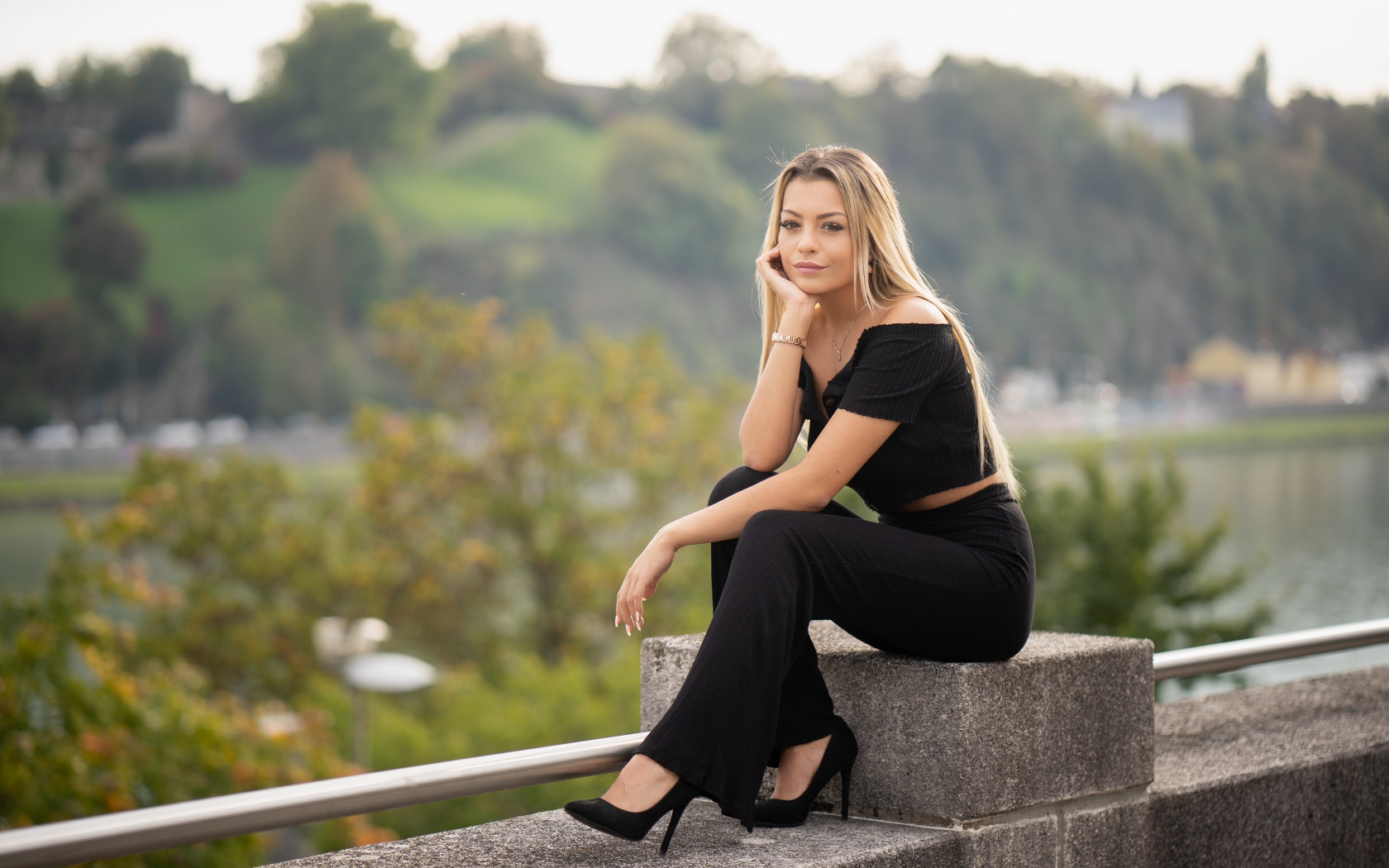 Красивая девушка в черном сидит