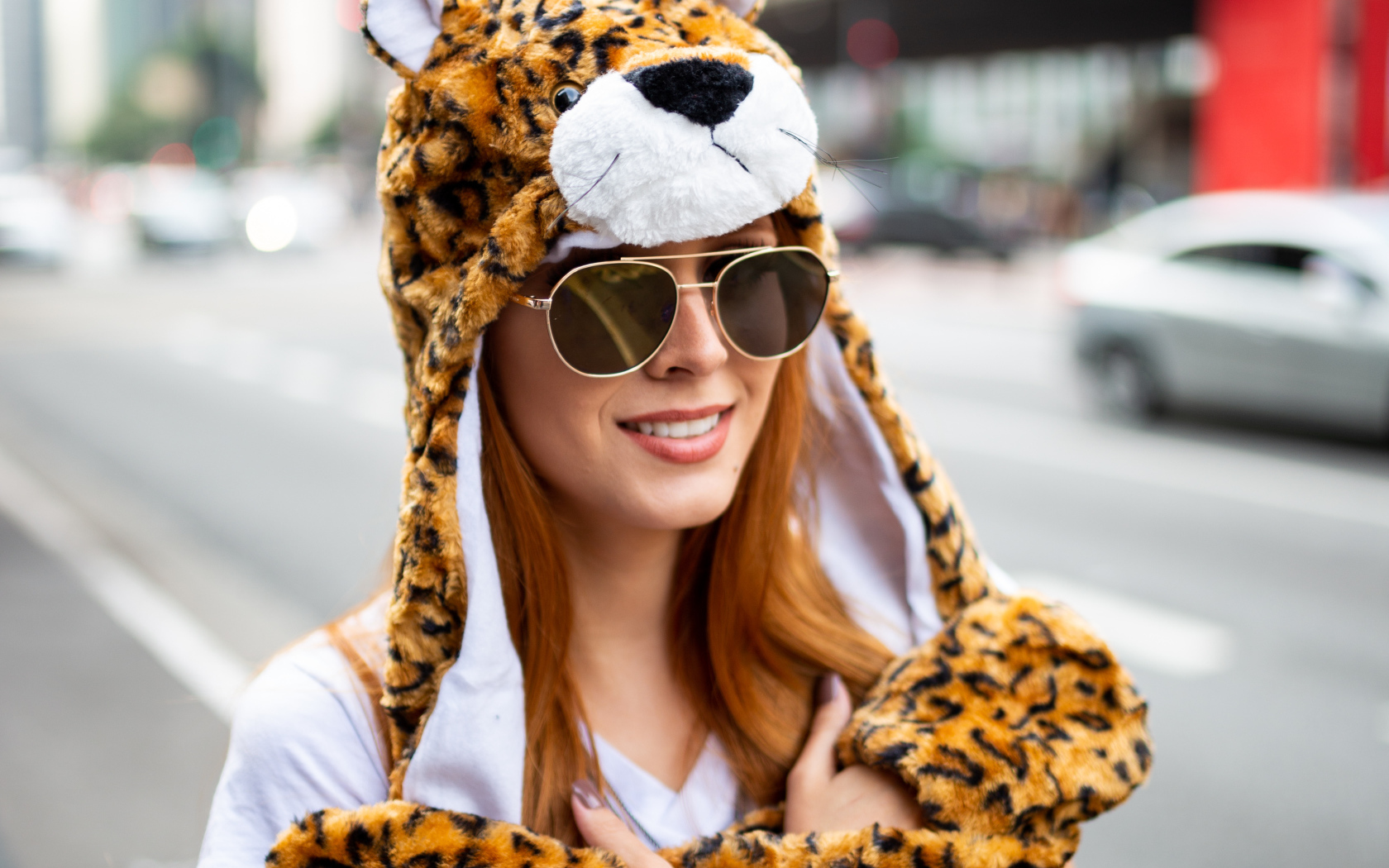 Красивая девушка в очках в смешной шапке