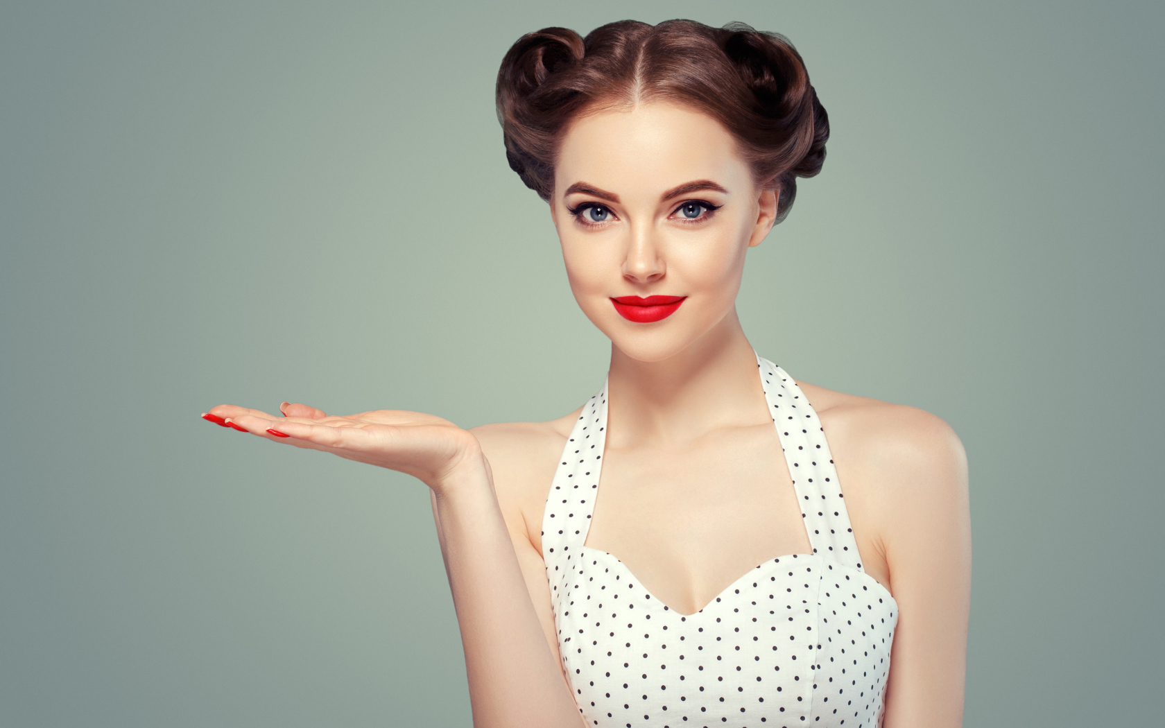 Красивая девушка с прической на голове в платье