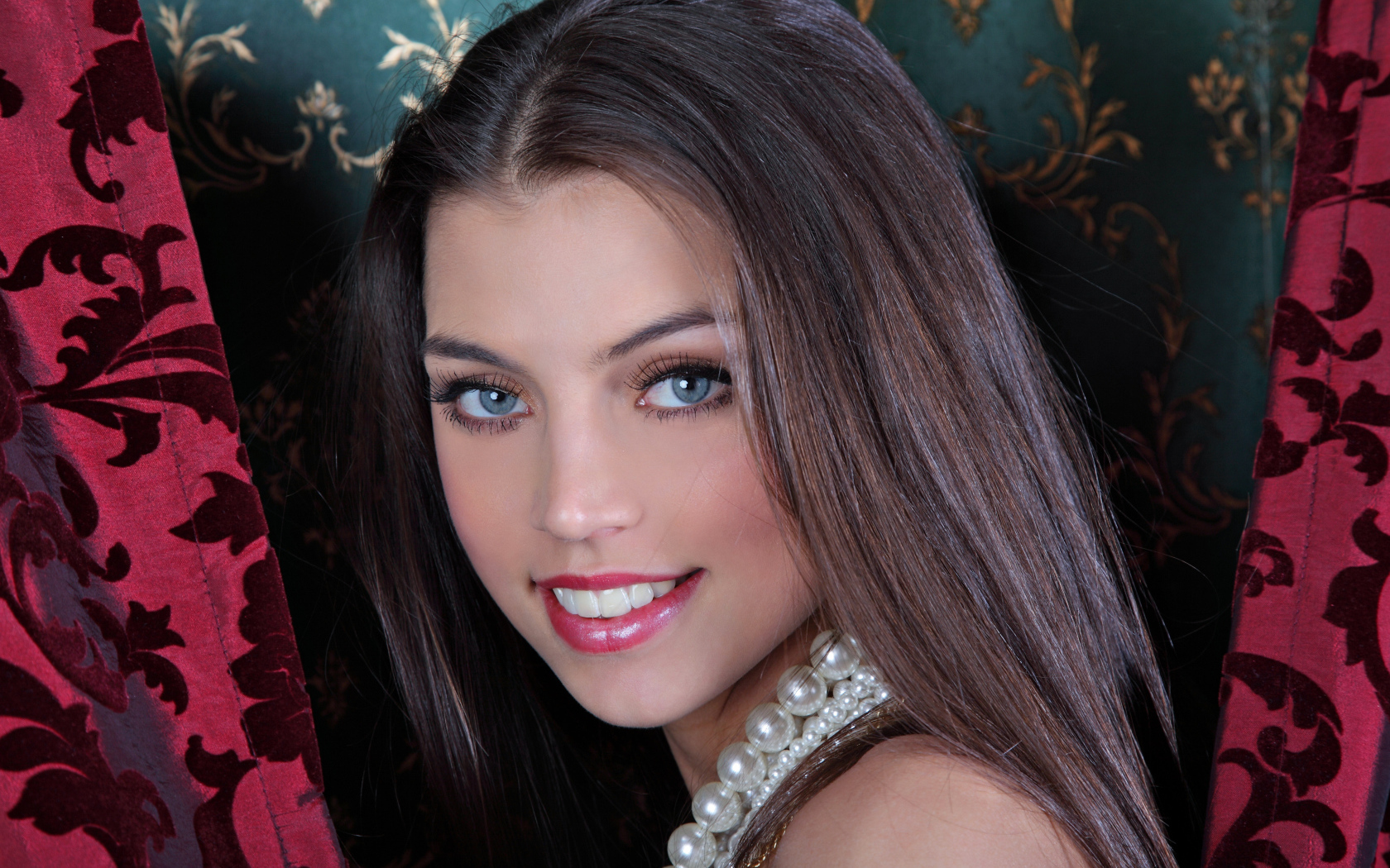 Красивая девушка с серыми глазами и очаровательной улыбкой