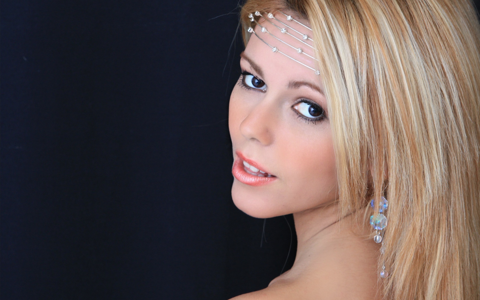 Красивая длинноволосая блондинка с украшениями на лбу