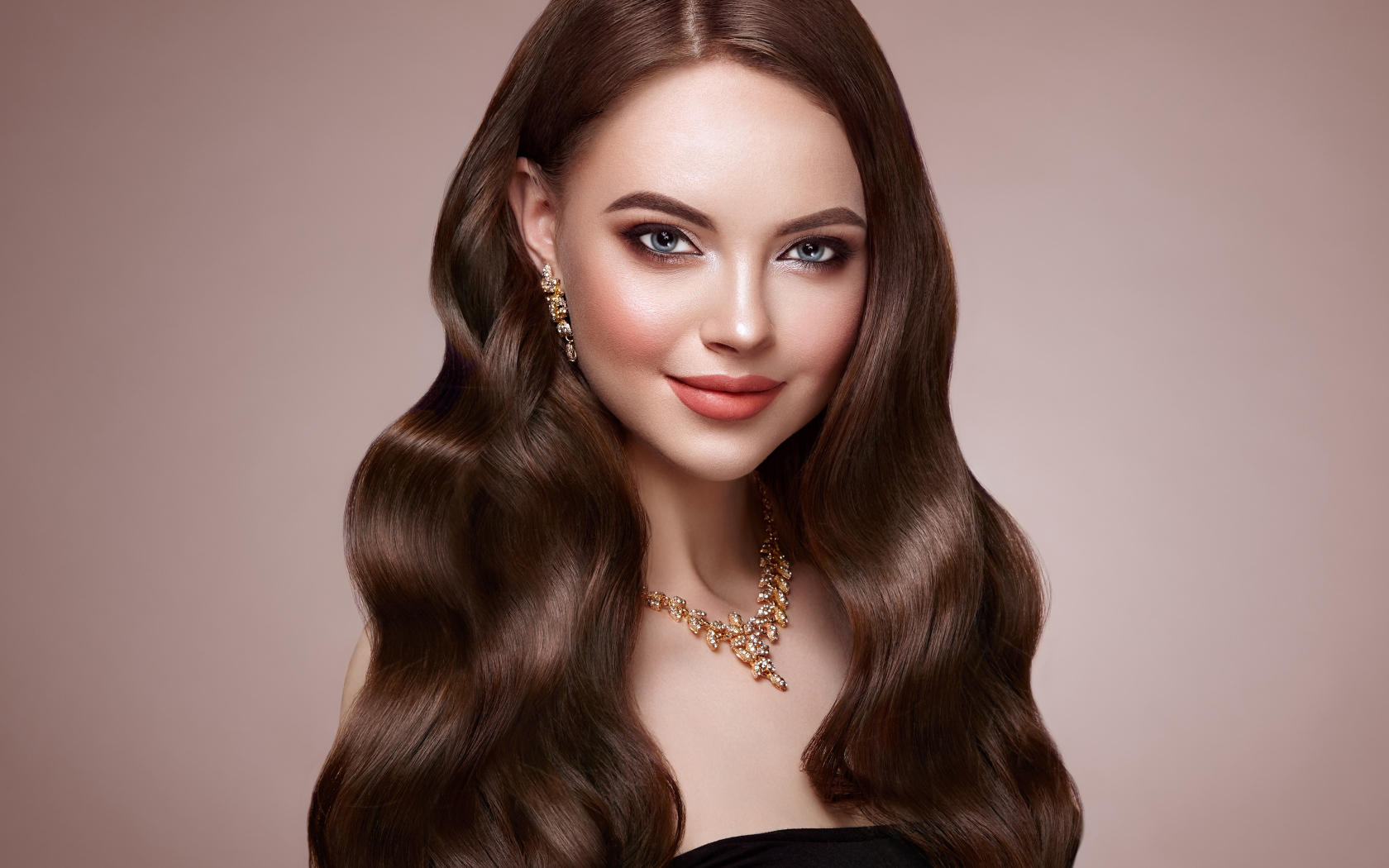 Красивая длинноволосая девушка с украшением на шее