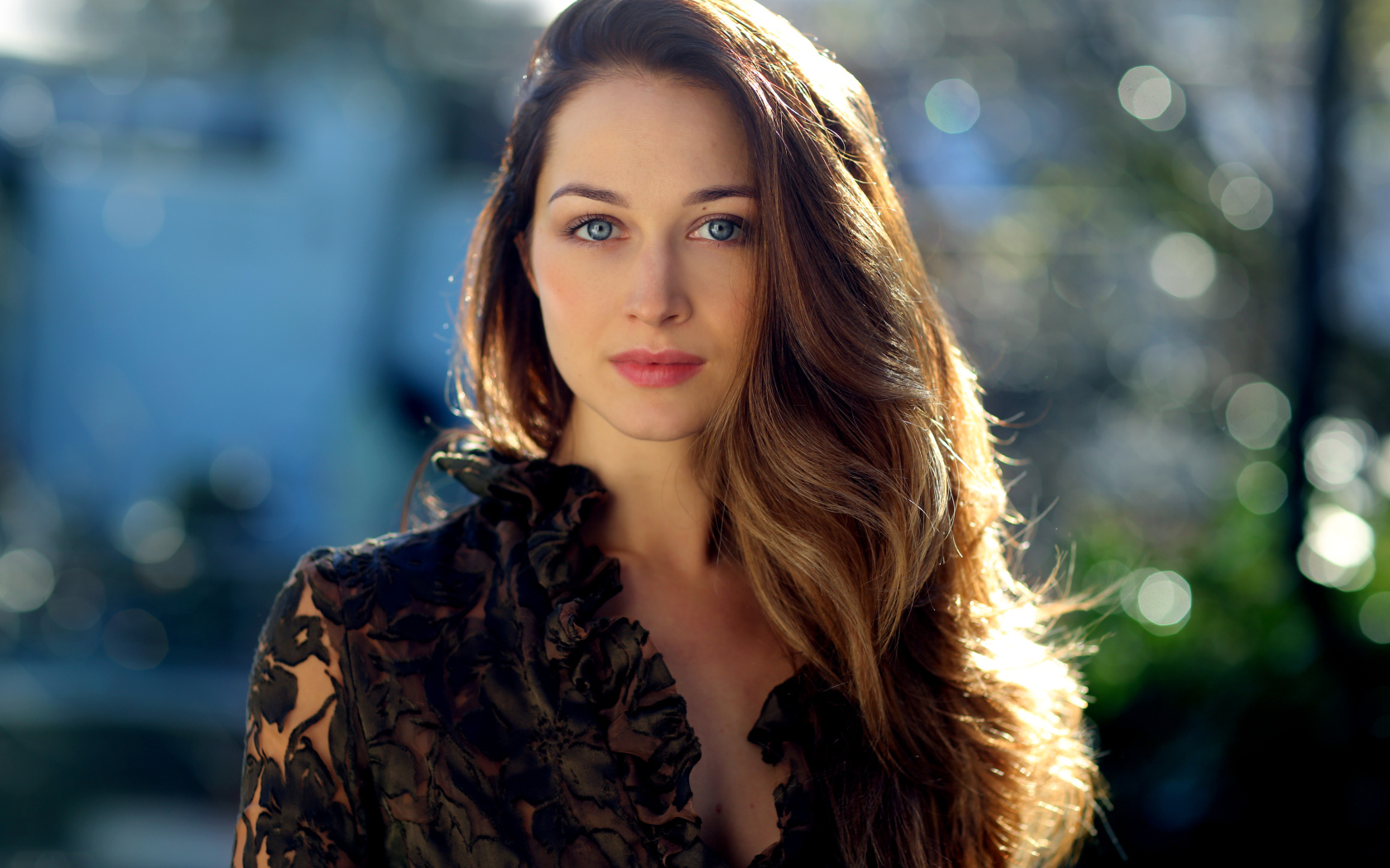 Красивая длинноволосая девушка с голубыми глазами на улице