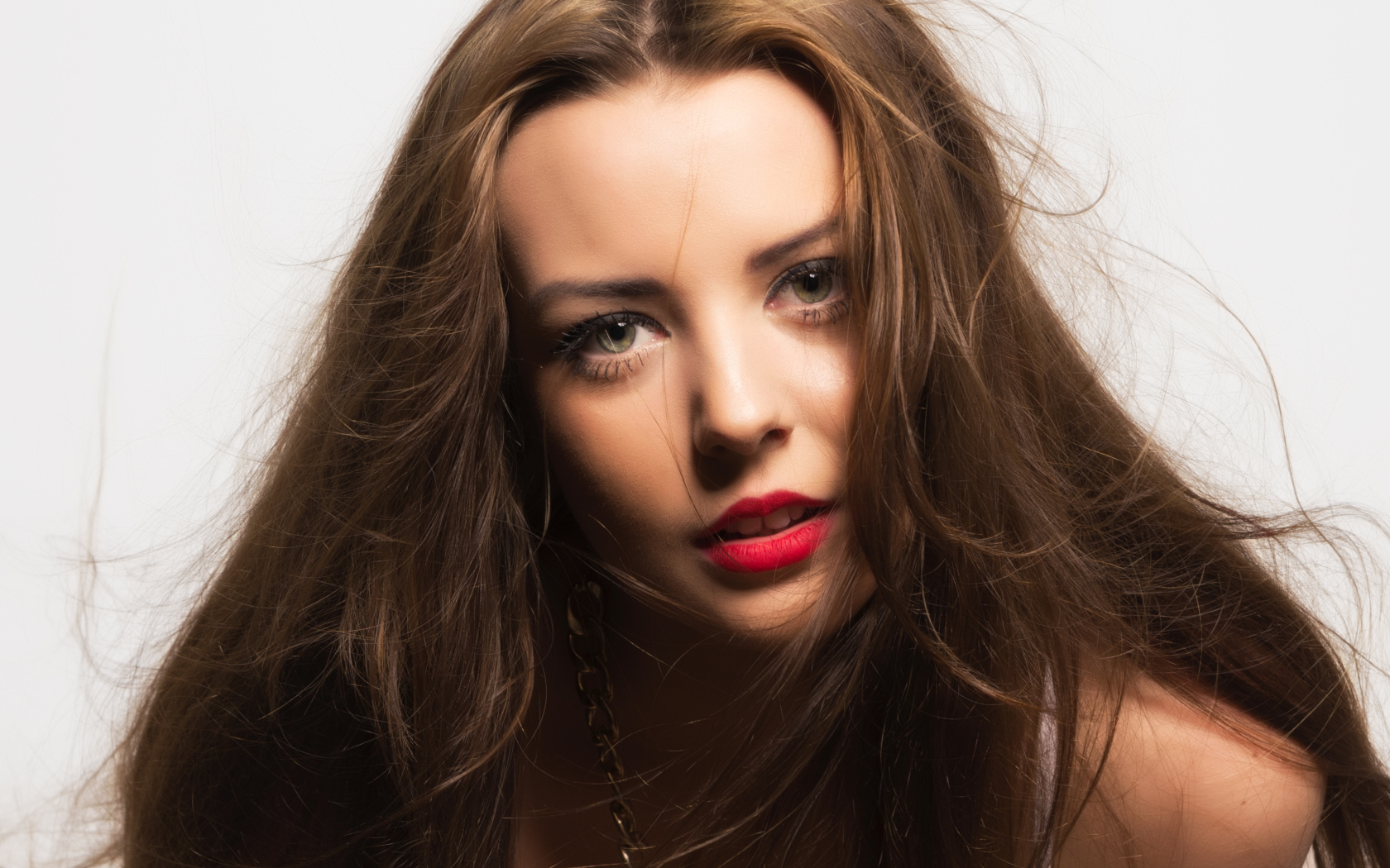 Красивая длинноволосая девушка с красными накрашенными губами