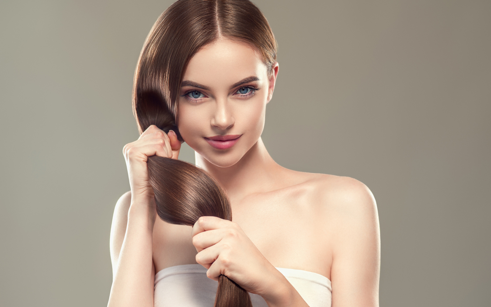 Красивая нежная голубоглазая девушка с длинными волосами