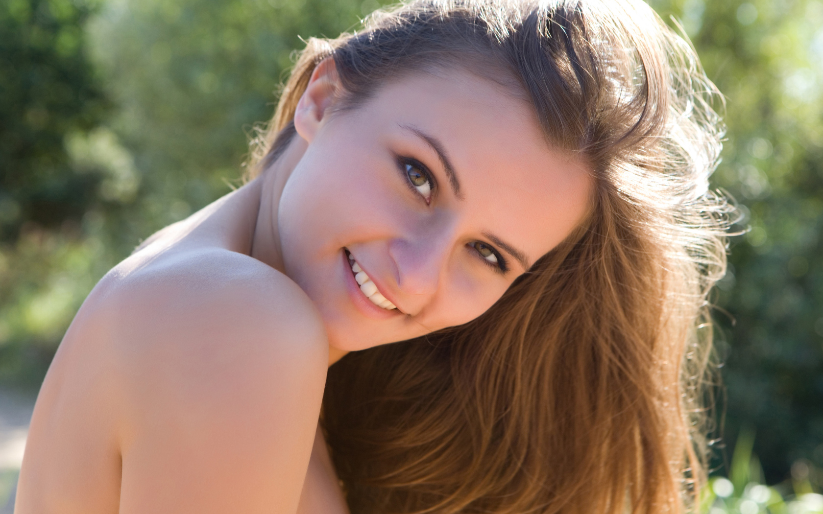 Красивая нежная девушка с очаровательной улыбкой 