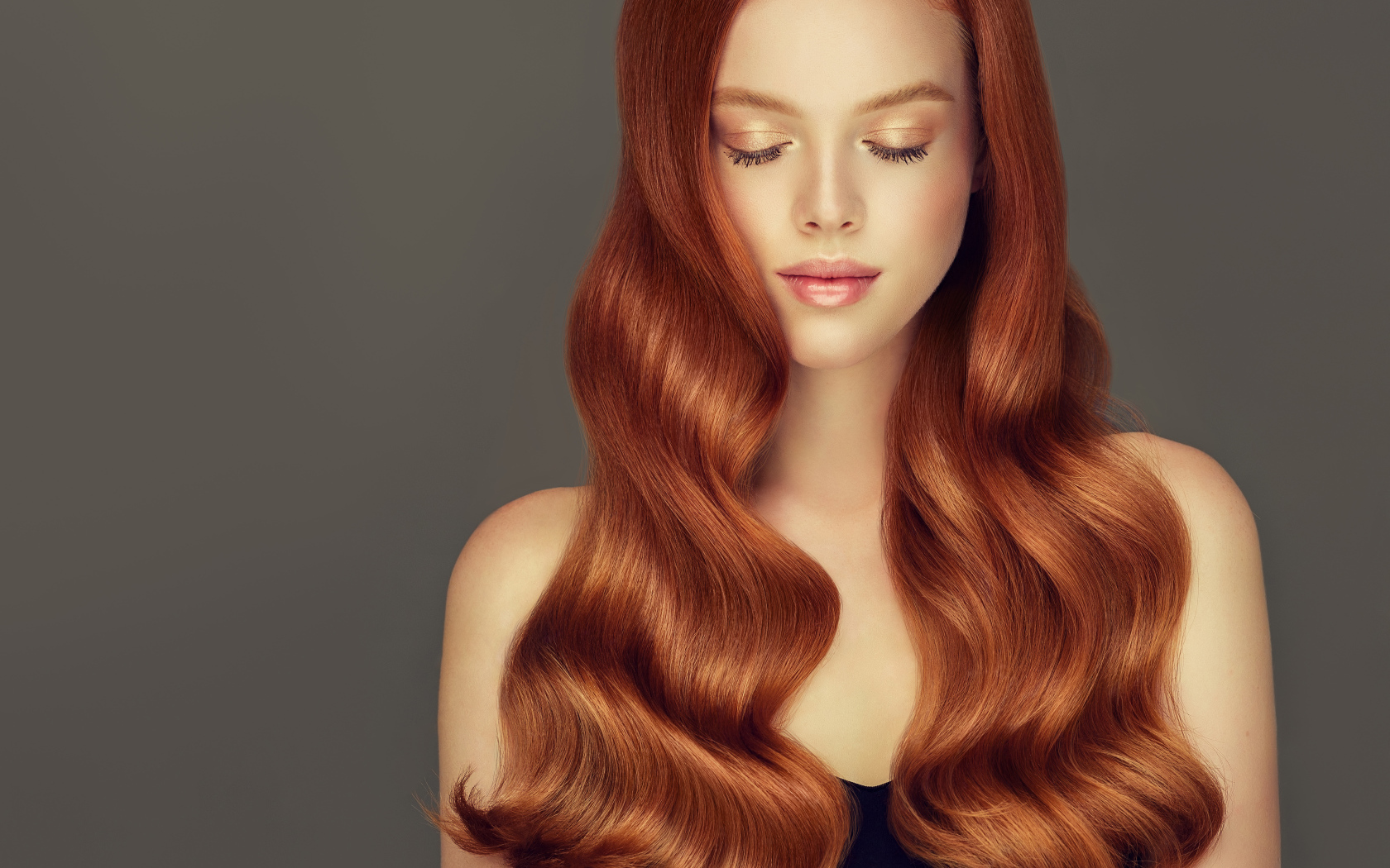 Красивая нежная рыжеволосая девушка на сером фоне