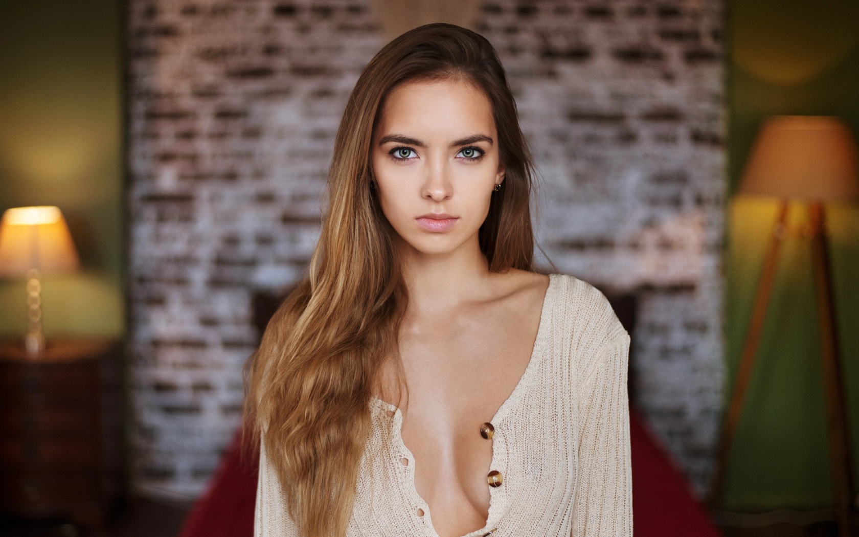 Красивая молодая нежная девушка в белом свитере